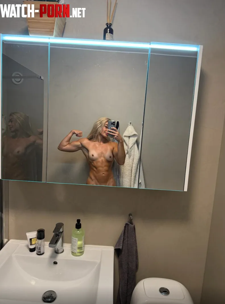 Abs are getting stronger by Elegants-Empress