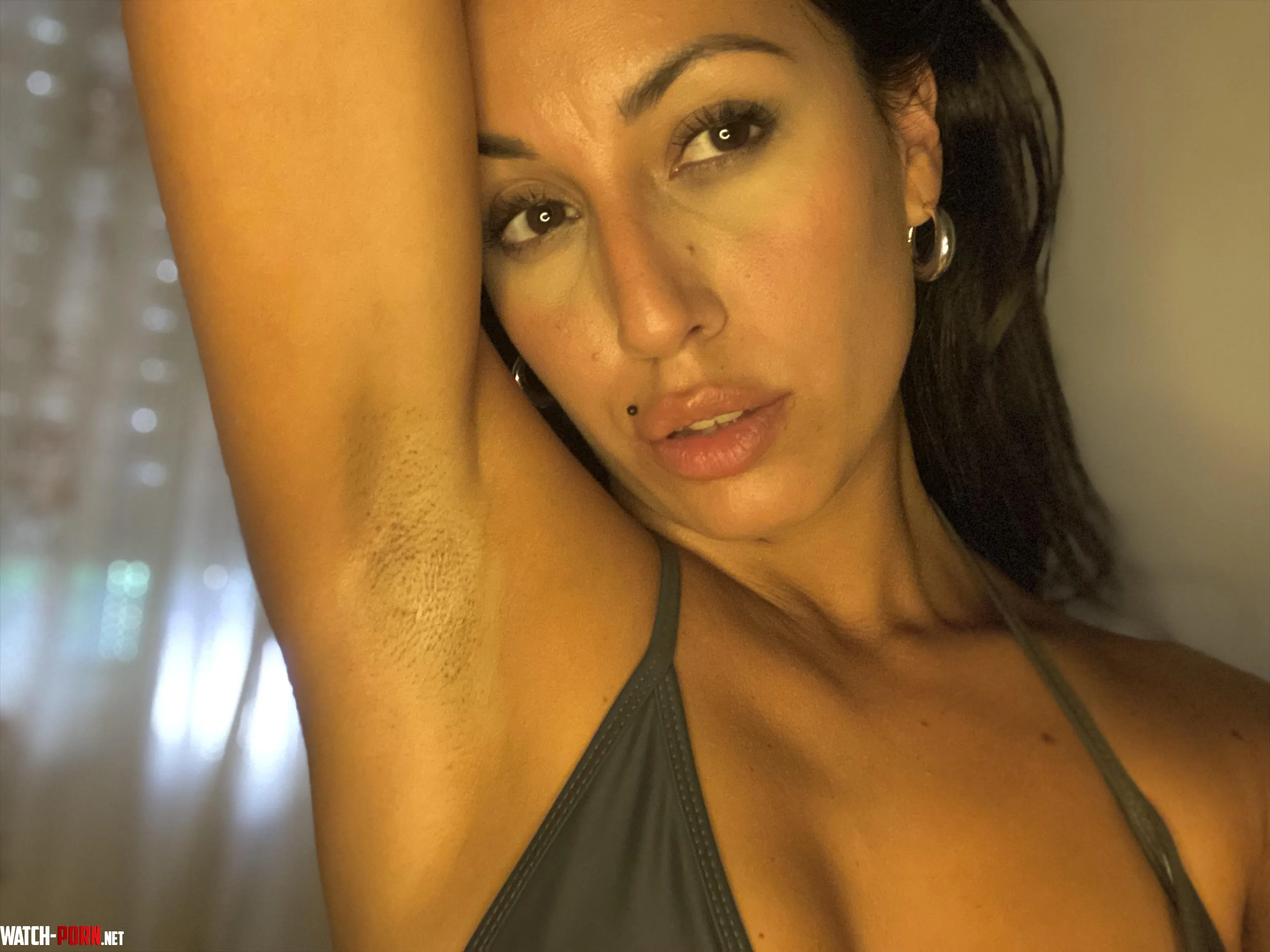 Touch me with your fingers .. and suck them one by one. You will feel what is the natural taste of my pits by loletlolita