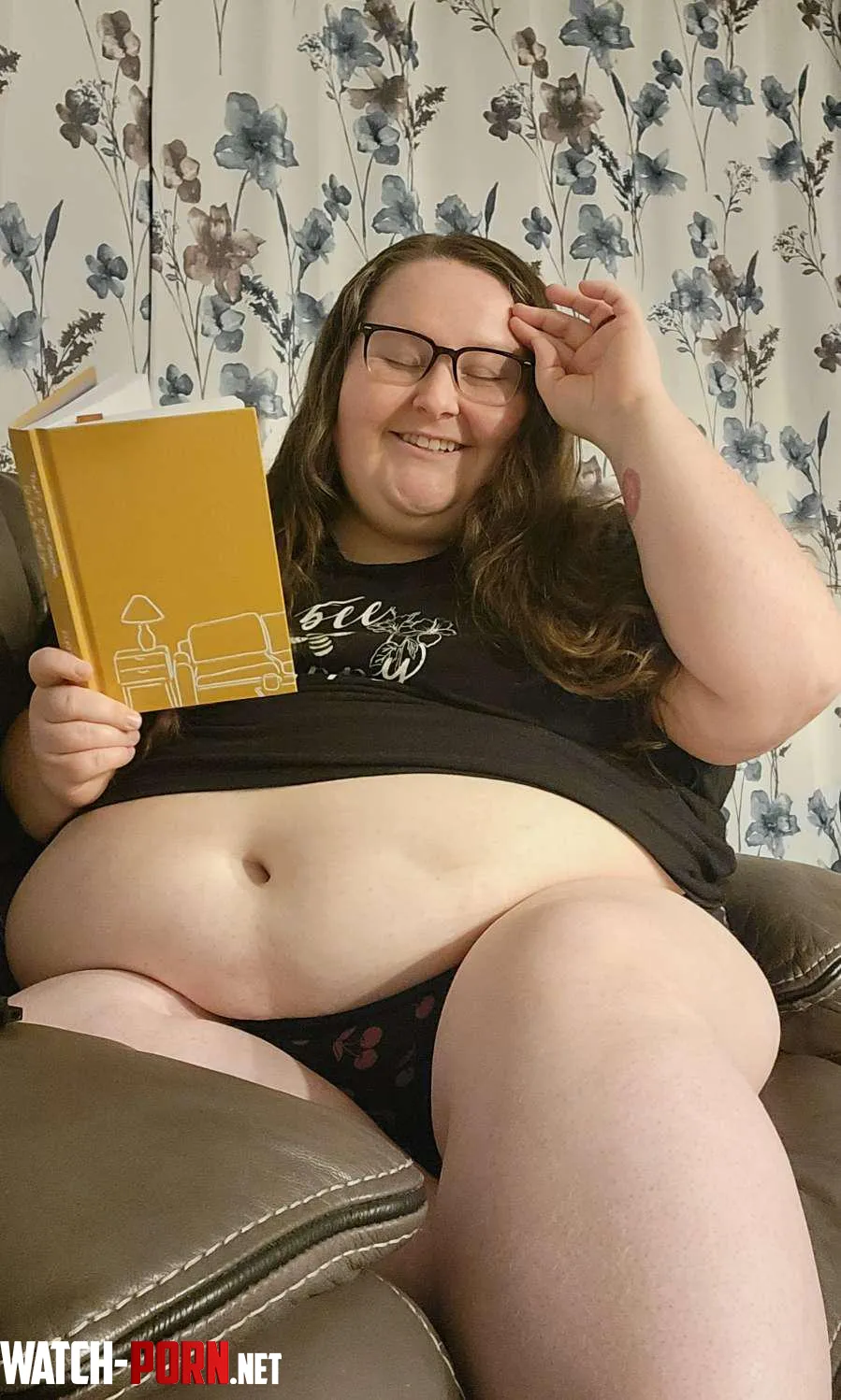 Just a BBW & Her Book 🥰✨️ by RadicallyRaee