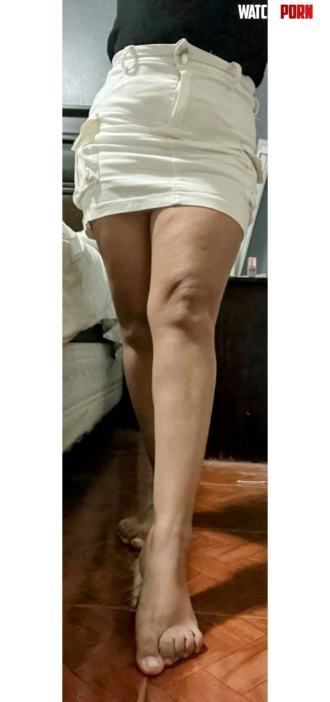 Barefeet latina in a miniskirt. Is there anything better by arboldebolas