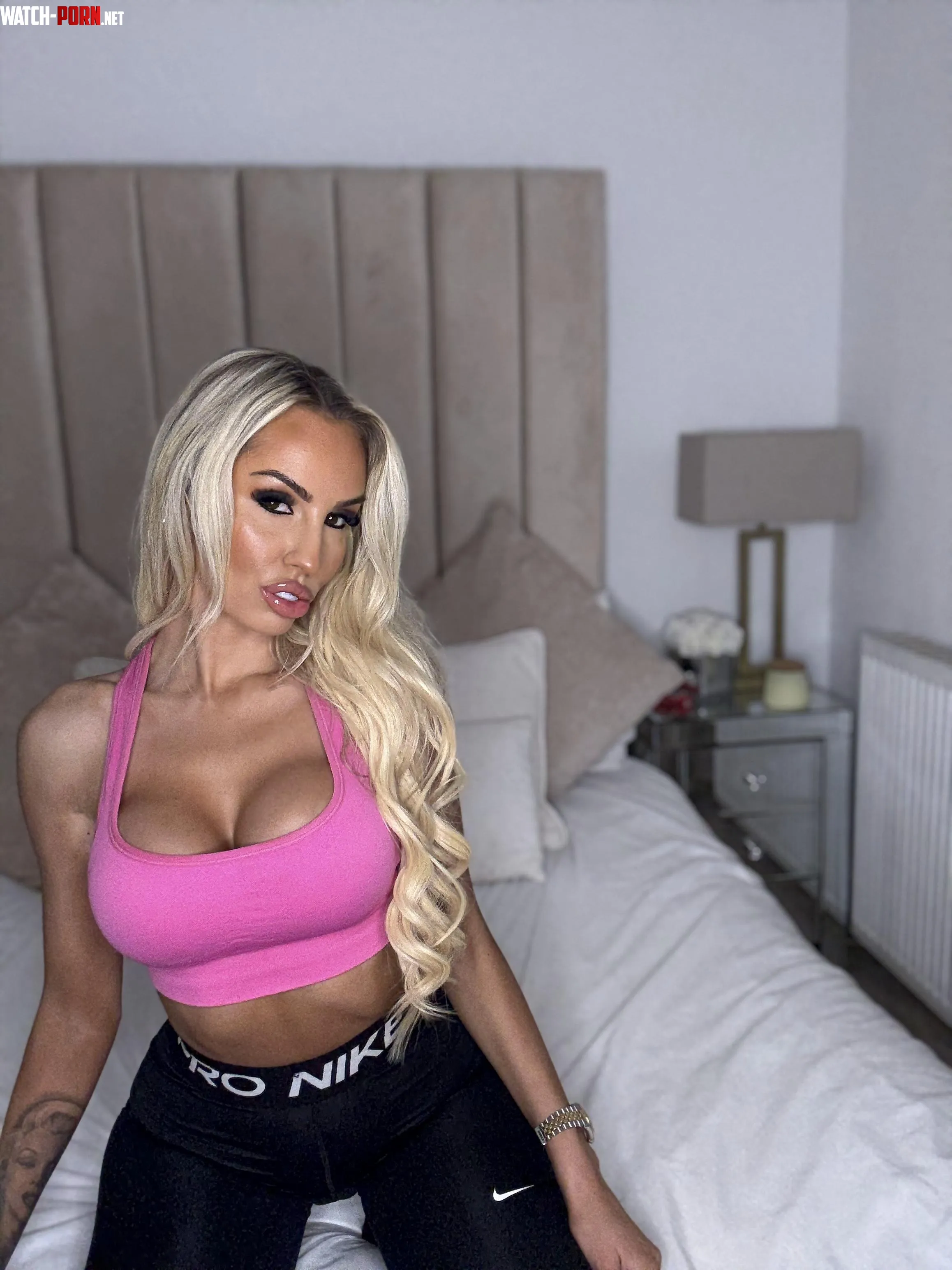 These leggings are so soft, perfect for running your hands all over 💙🤍🤗 by CakeSupp