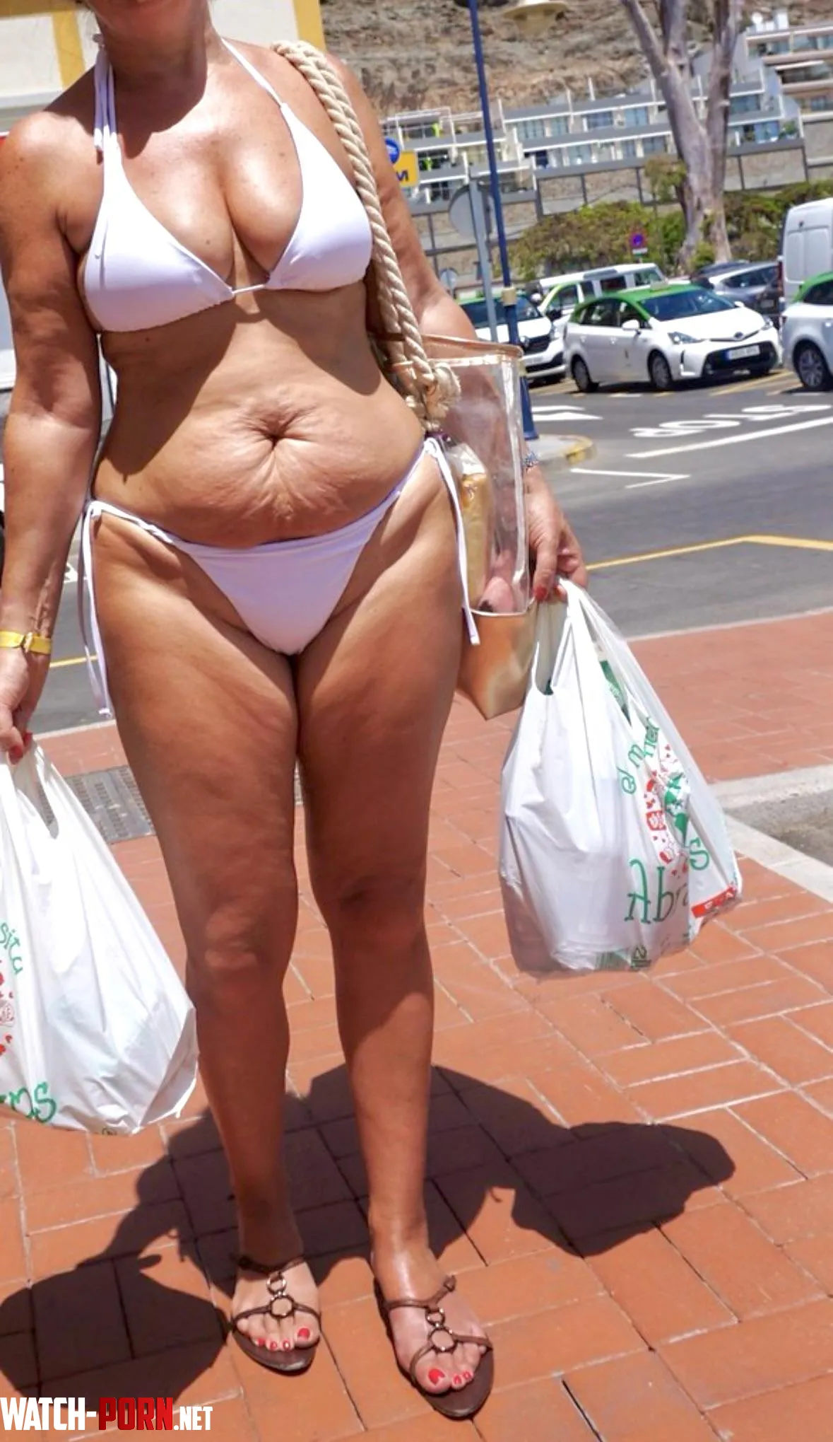 Any kind guys fancy helping me out back to my apartment ? by mumdonna2