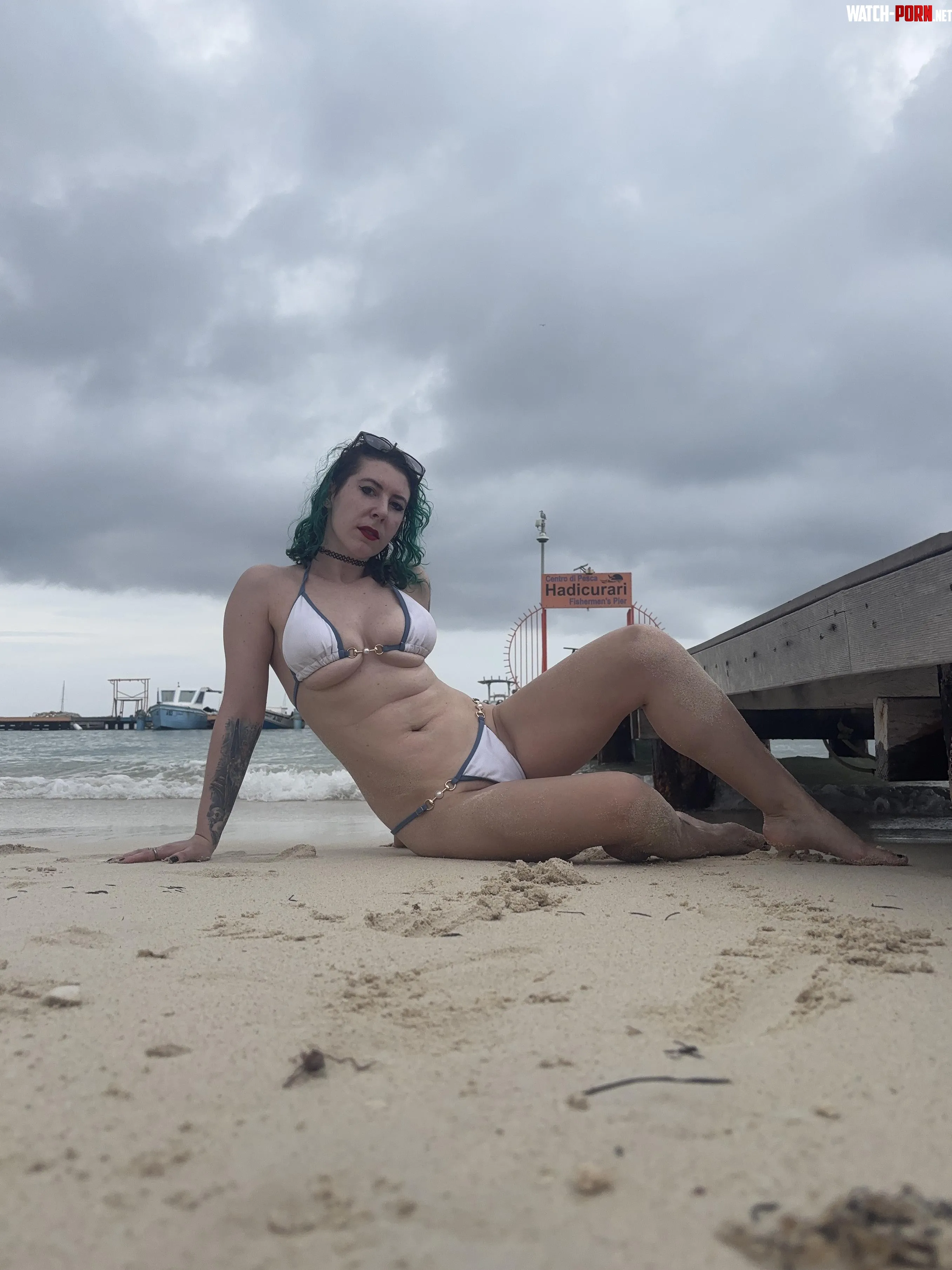 Babe on the beach by sirenskiss3