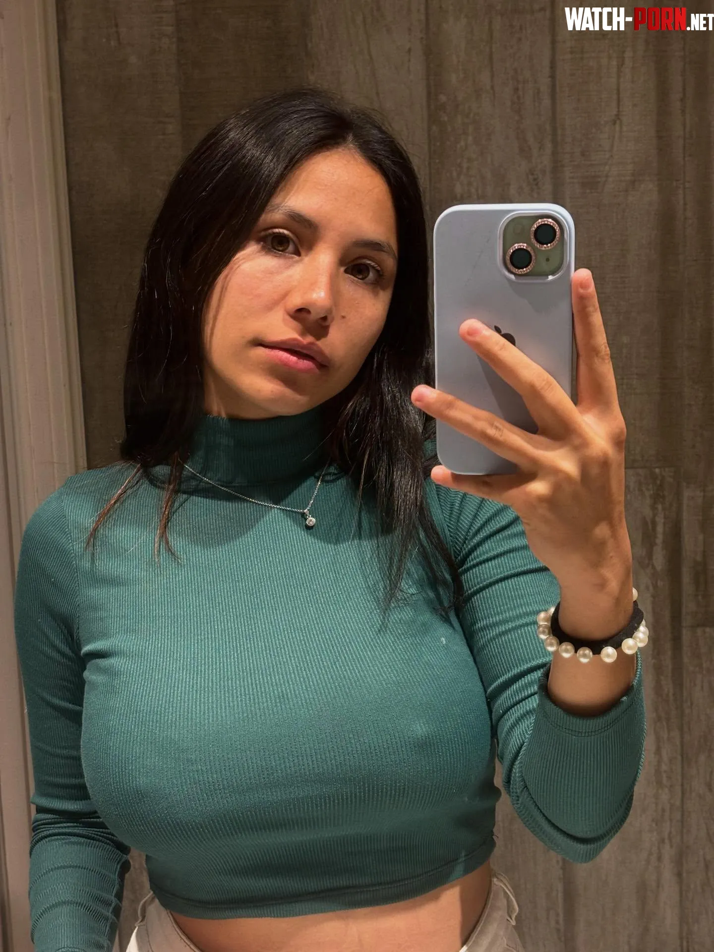 Standing up to welcome you by chicken53n