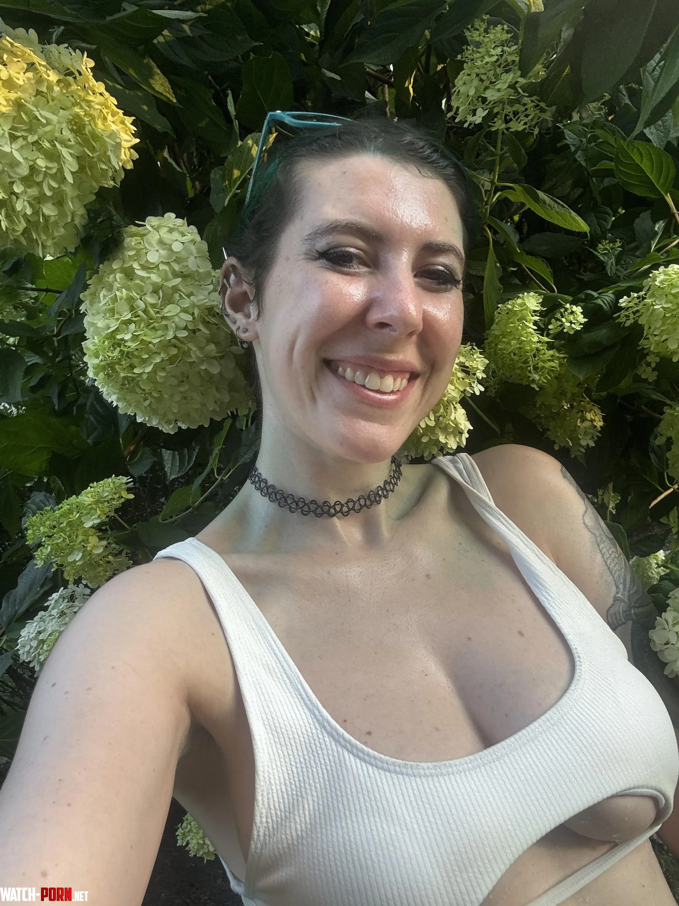 A peek with the flowers by sirenskiss3