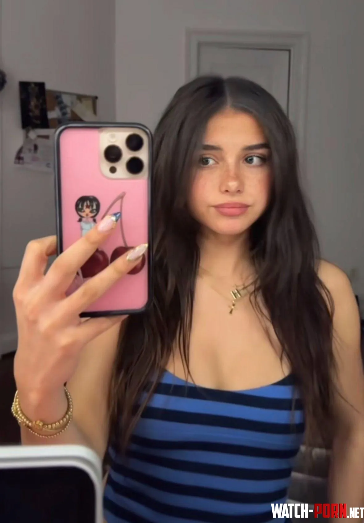 searchin for a sugar daddy to treat me special... anyone wanna take this lil girl? :3 by Moopity-Spoopity