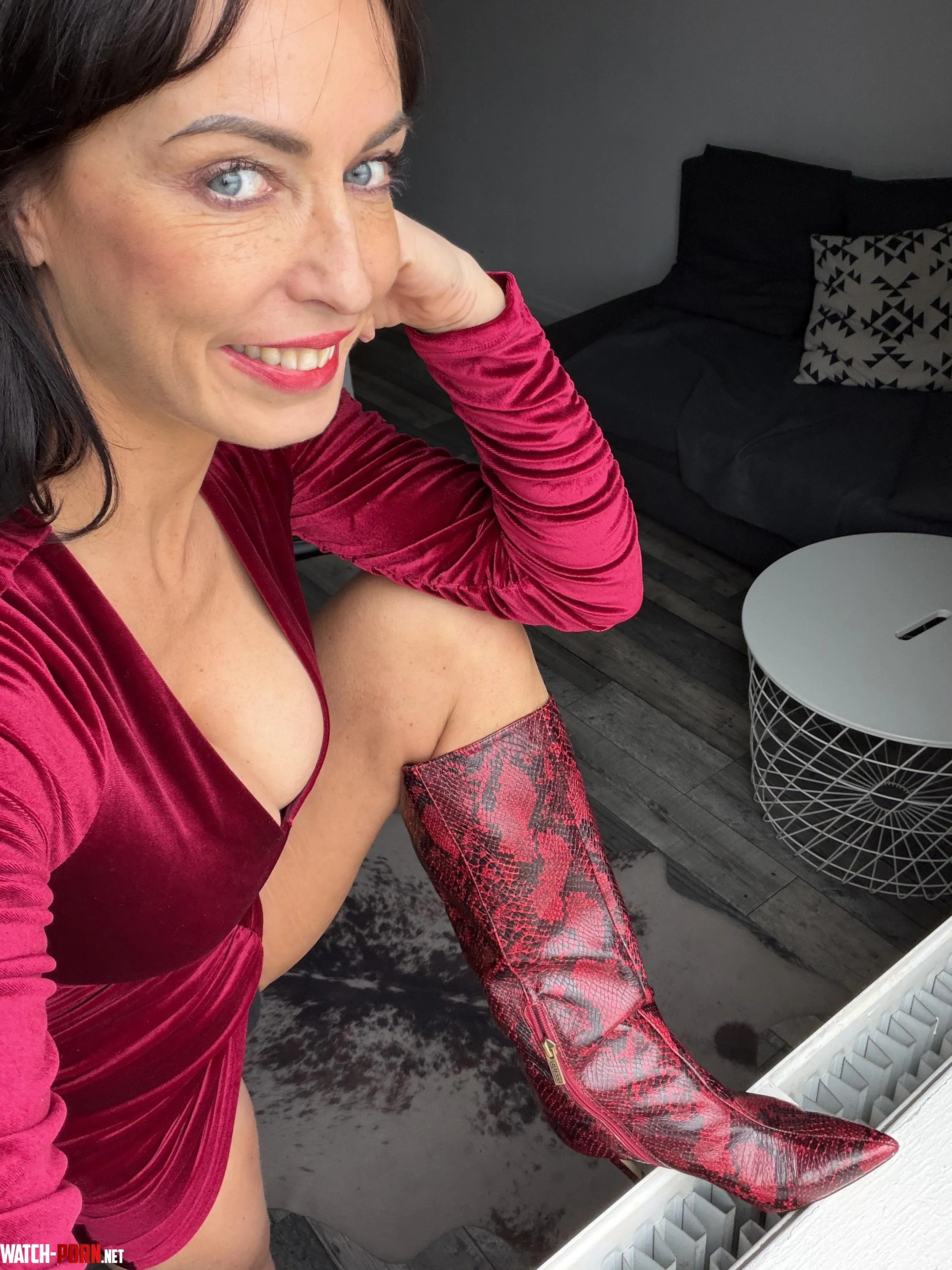 Tell me, is a 39yo mommy still attractive? by fullmoon63