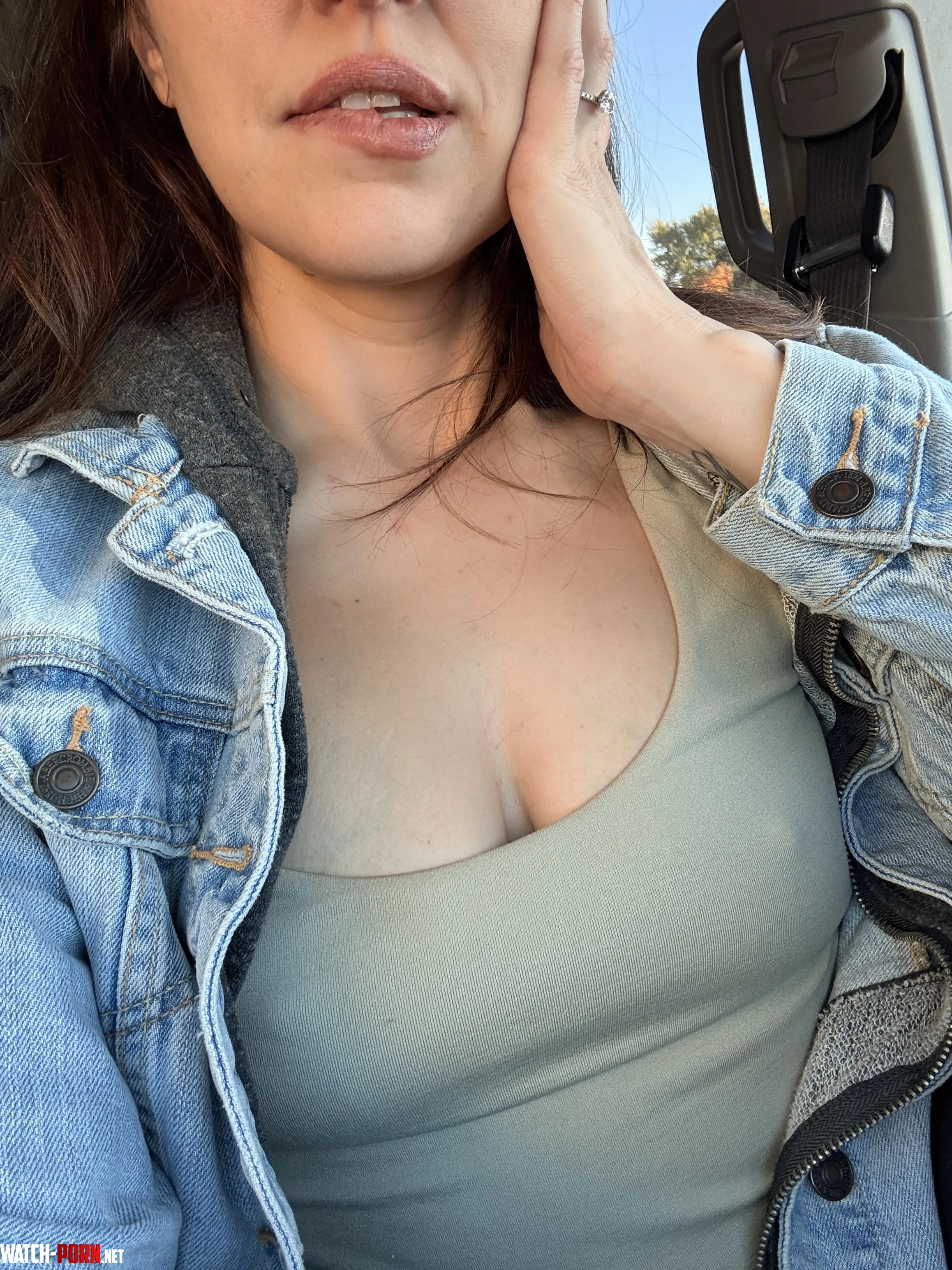 I go braless in public bc I want you to stare by barefootdriving