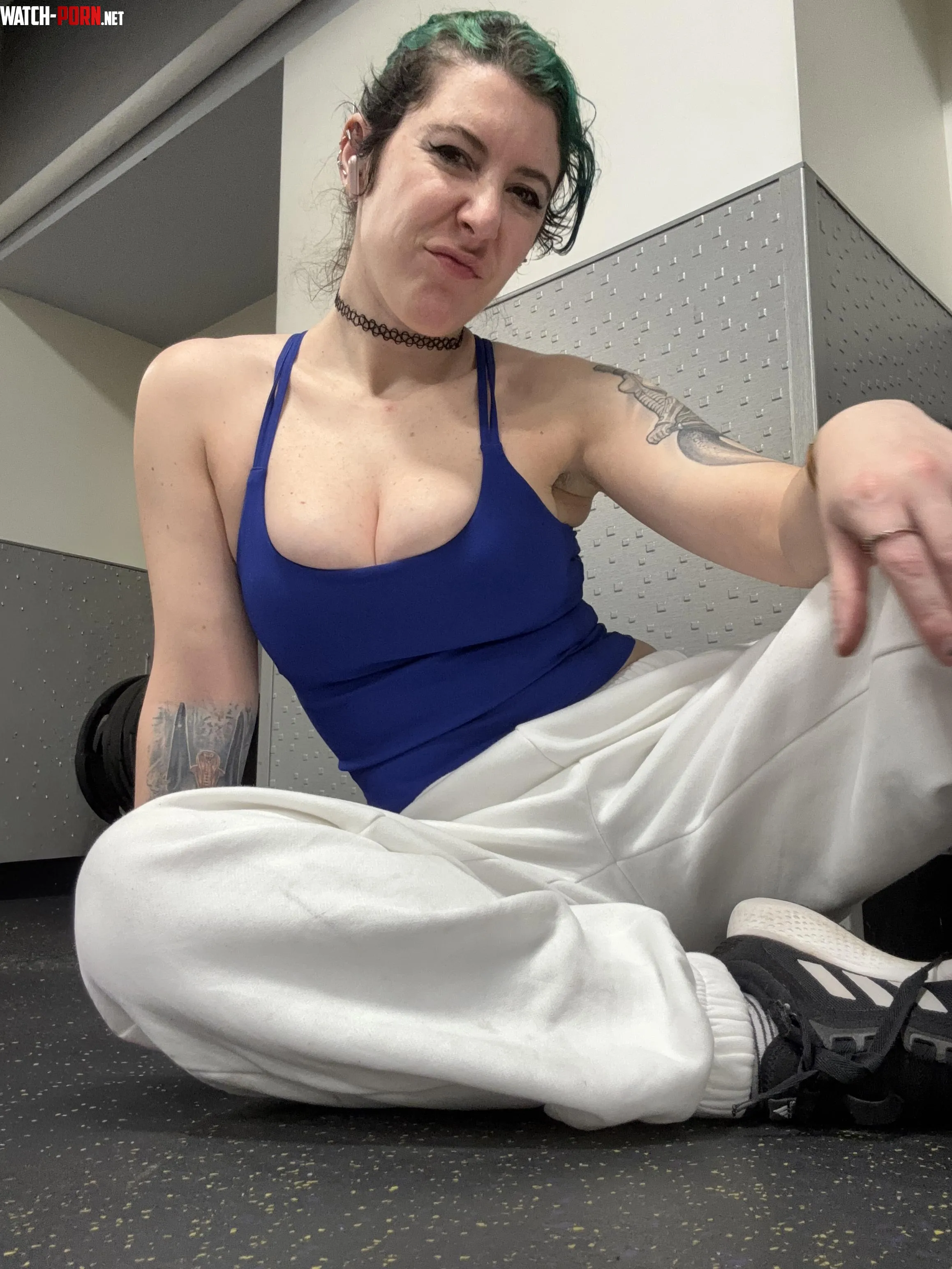 Gym tease by sirenskiss3