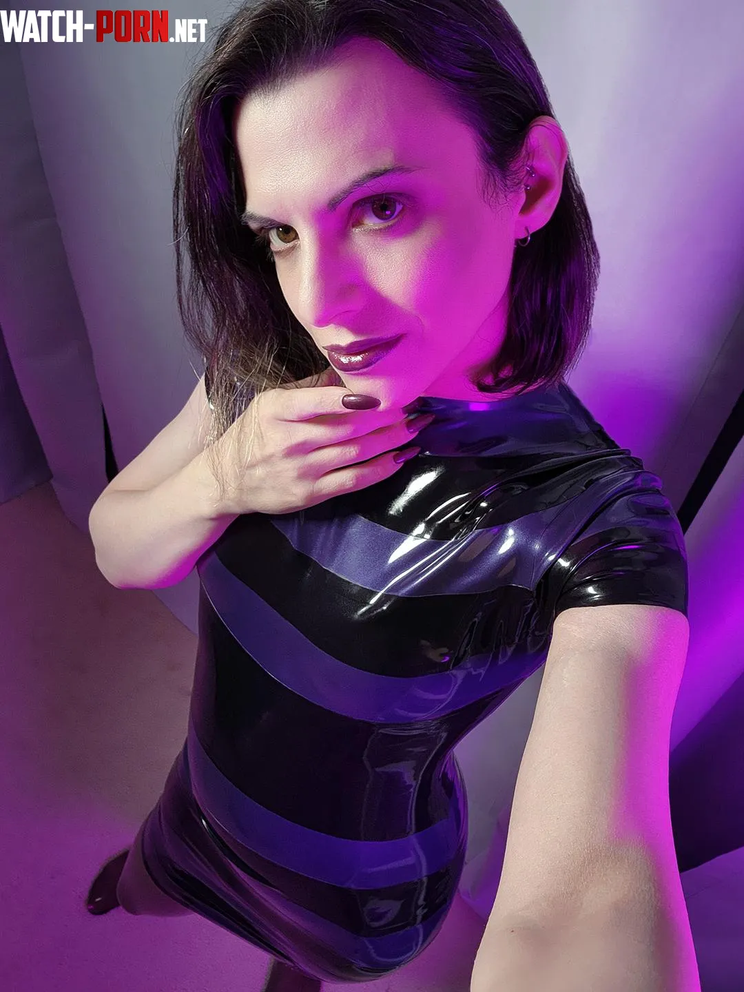 Rembrandt lighting and shiny clothes by EvelynNyte