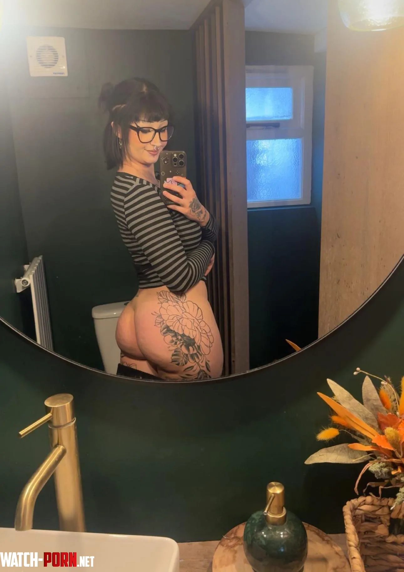 let’s have some fun in the bathroom by gothiccthorn