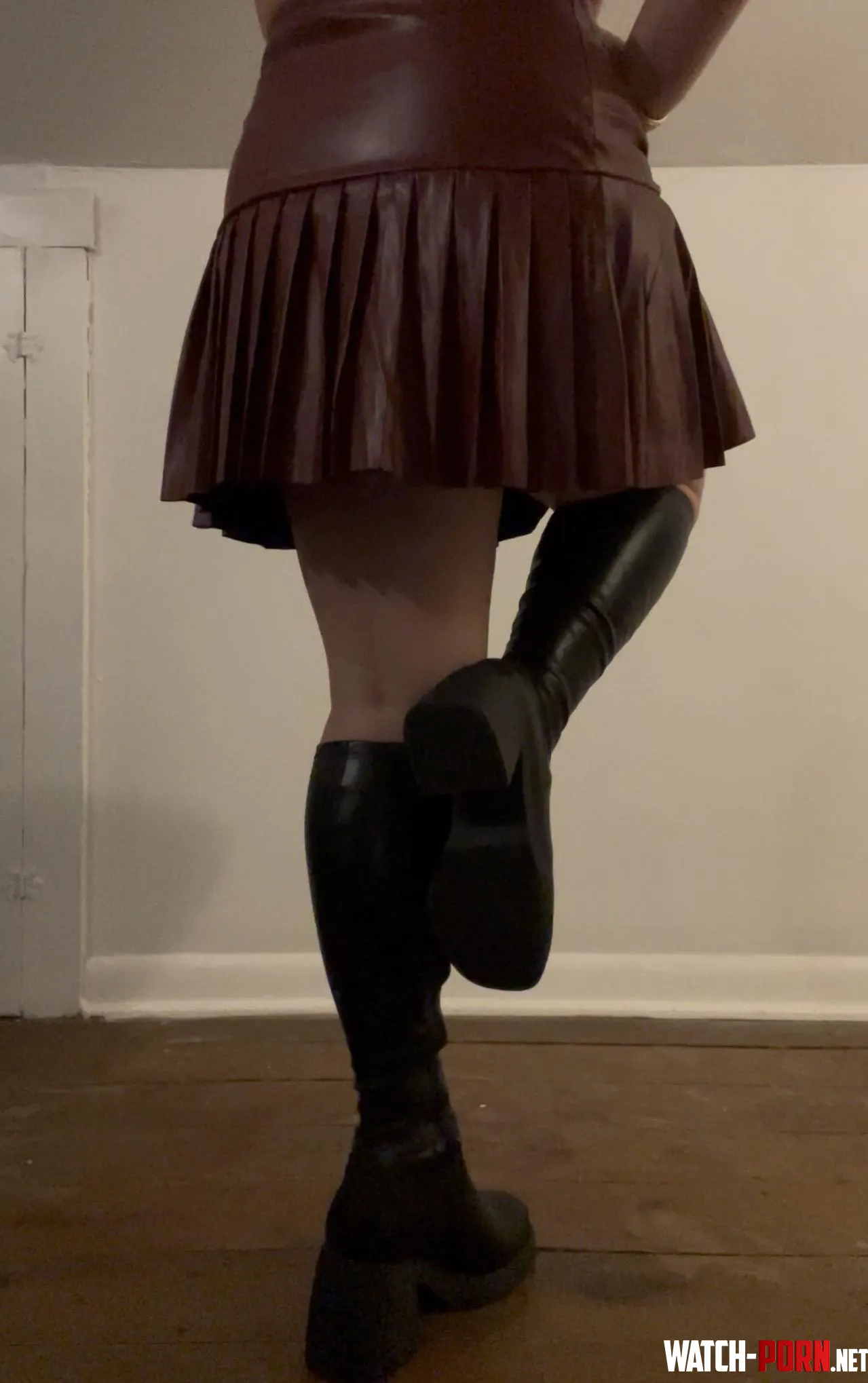 Love showing off in my leather <3 by airjen21