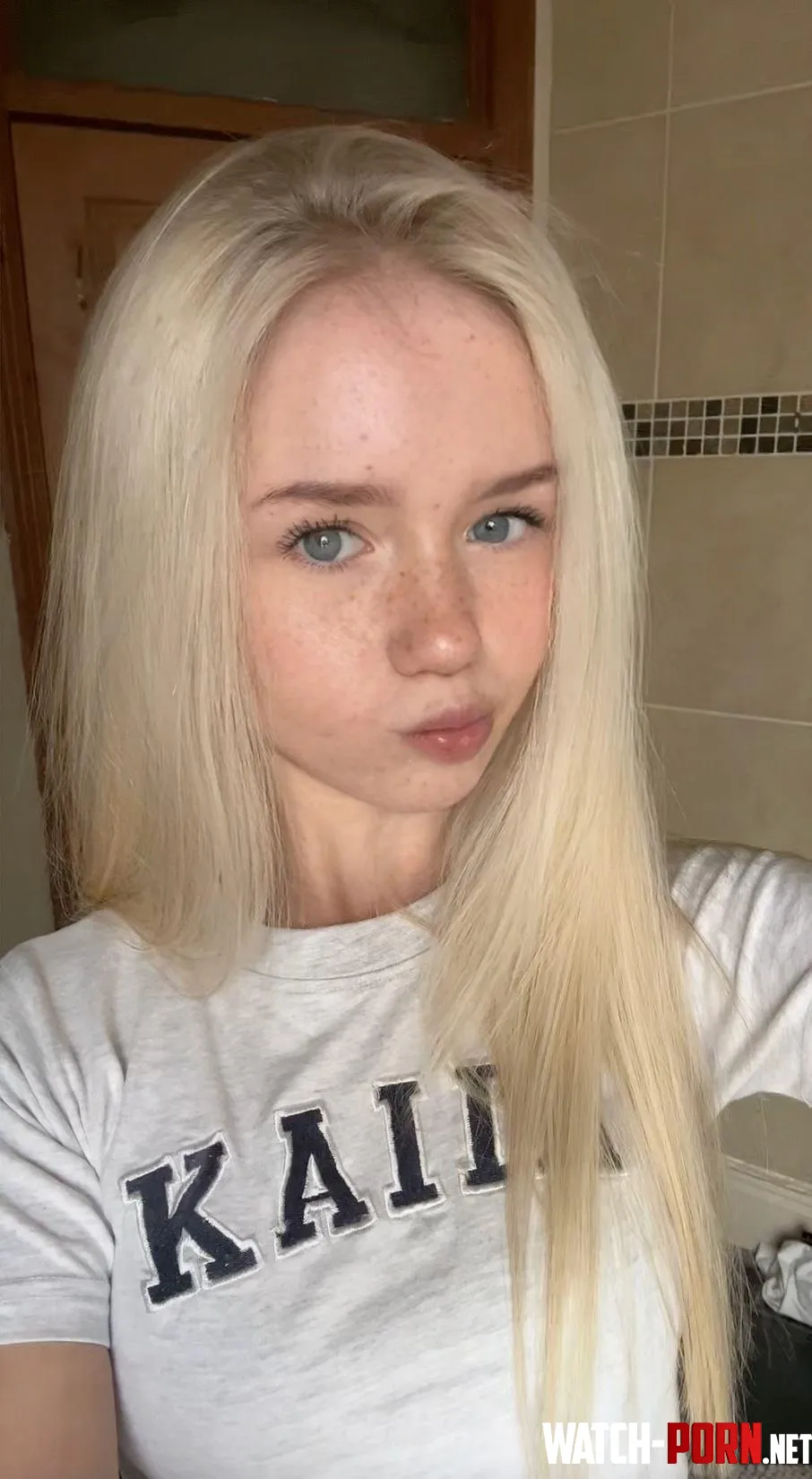 petite and just hangin. lookin for a strong hand to take me over. you my dude? ;) by GunGirlLovesTrulys