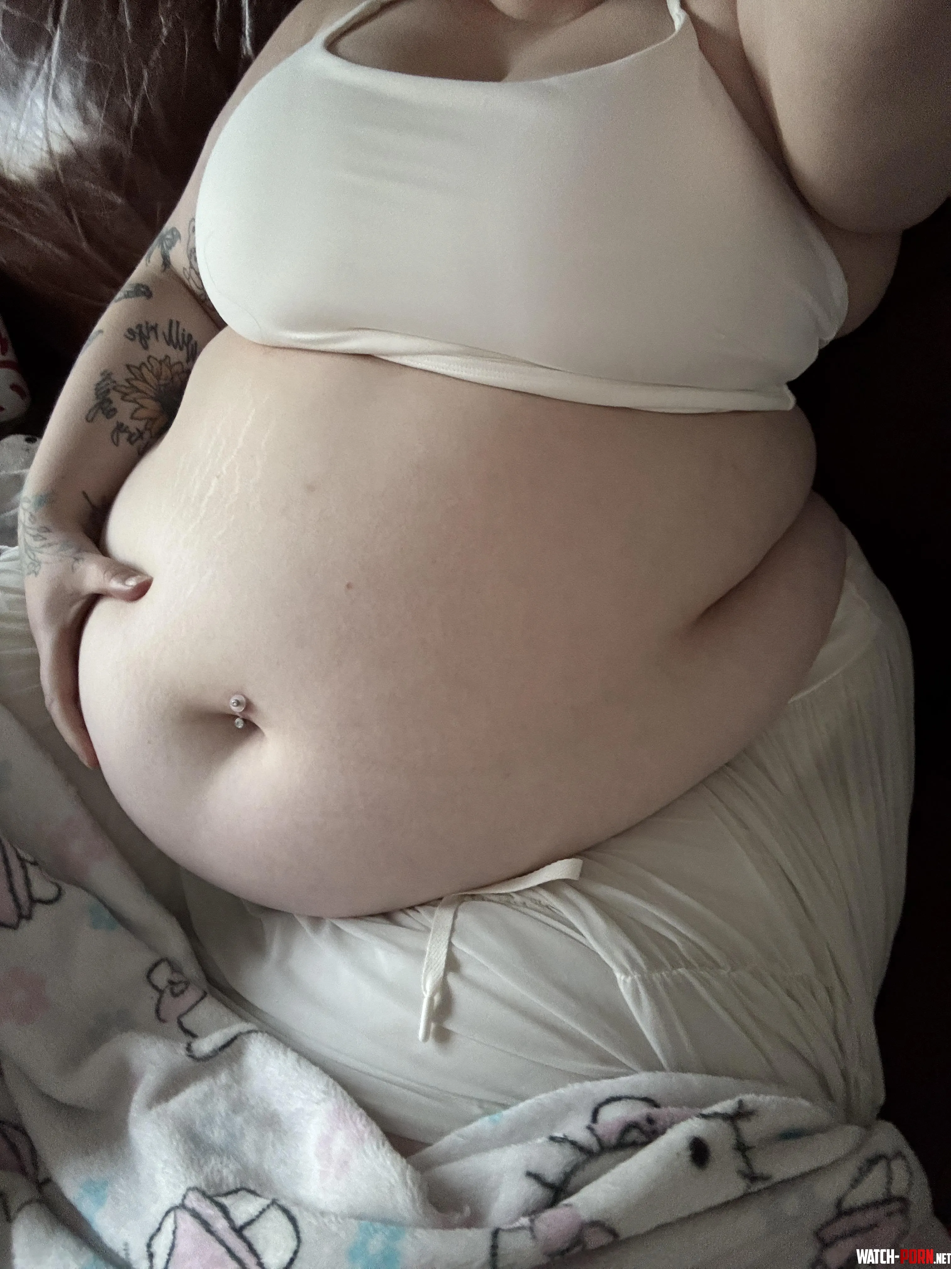 Belly looking big, nope I'm not pregnant by Snowangelcake