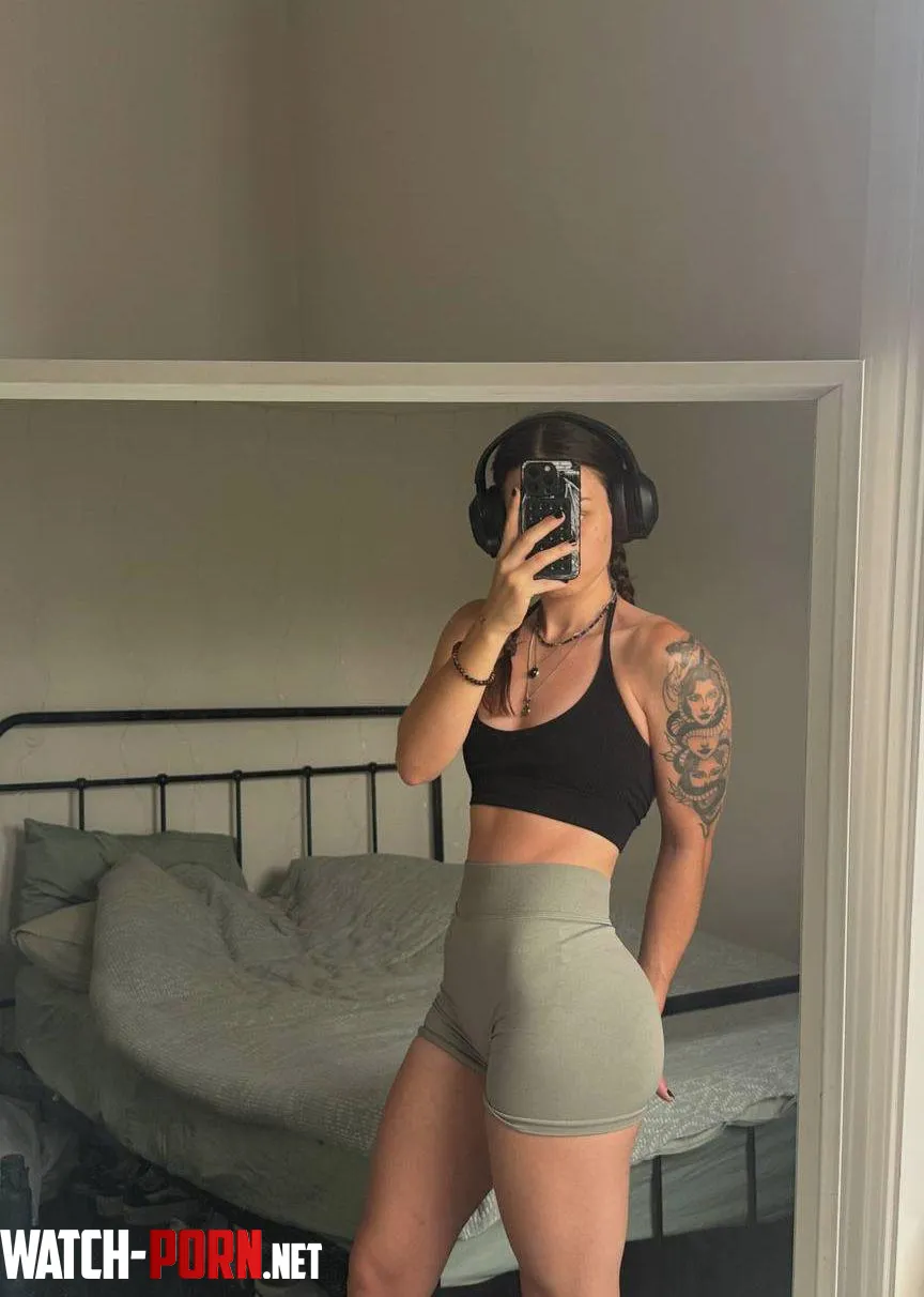 Do you like a woman who can lift you… or scare you a little? by phantom_sassy