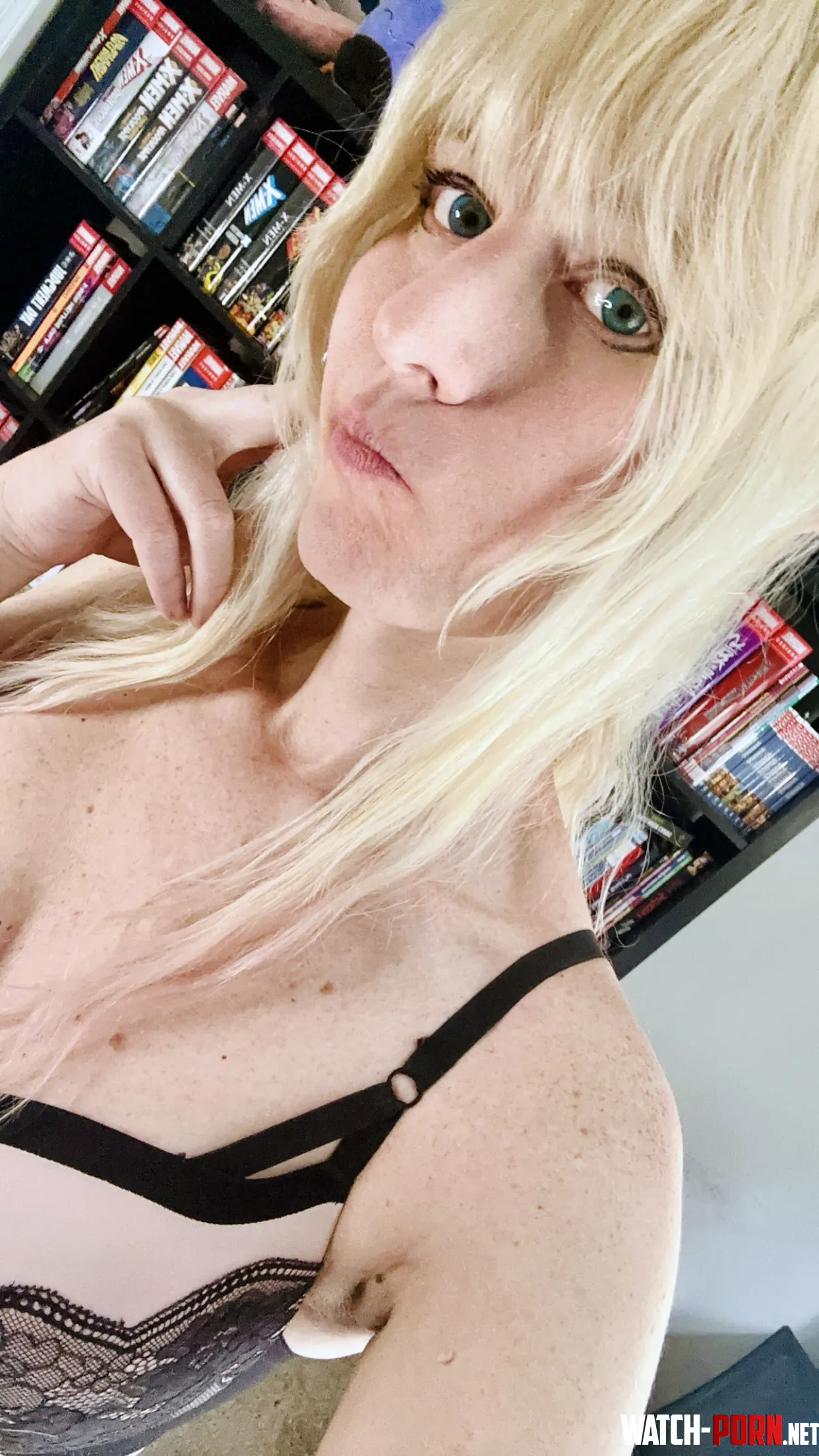 Wanna Read Comics and Chill... [F] by SunnyBunnyMina