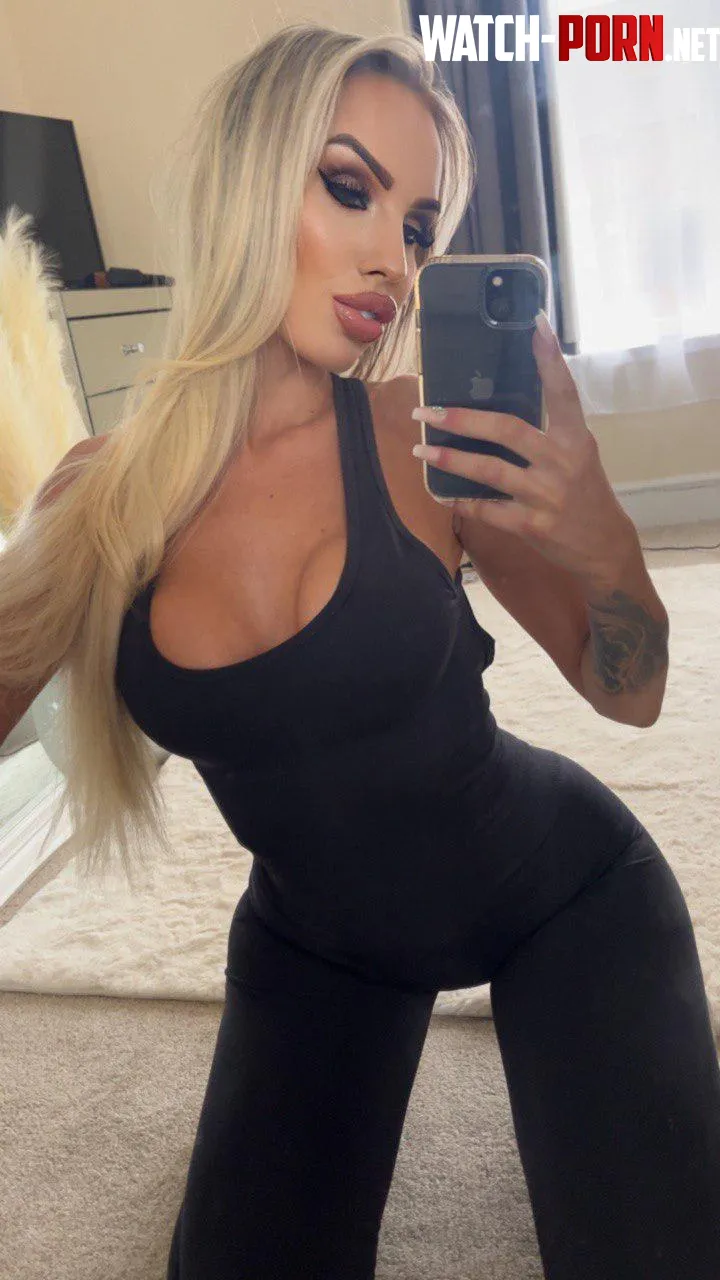 Working out in tight leggings by CakeSupp