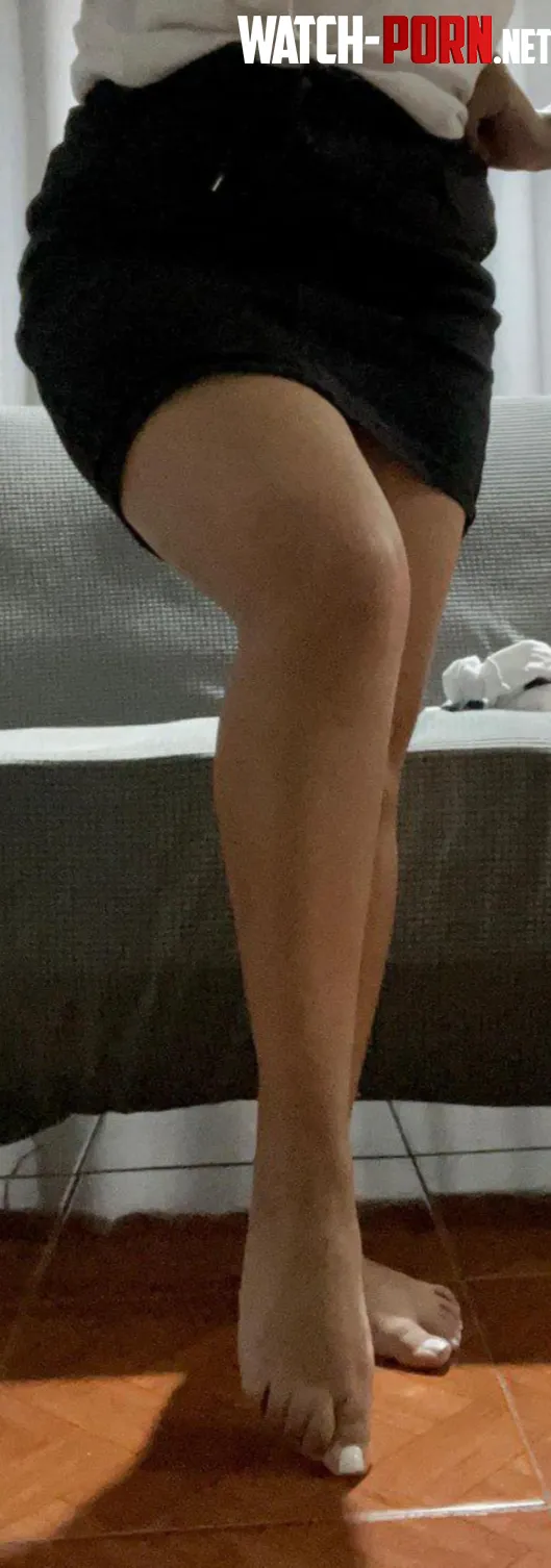 This miniskirt wearing, golden legged latina is your Valentine's gift by arboldebolas