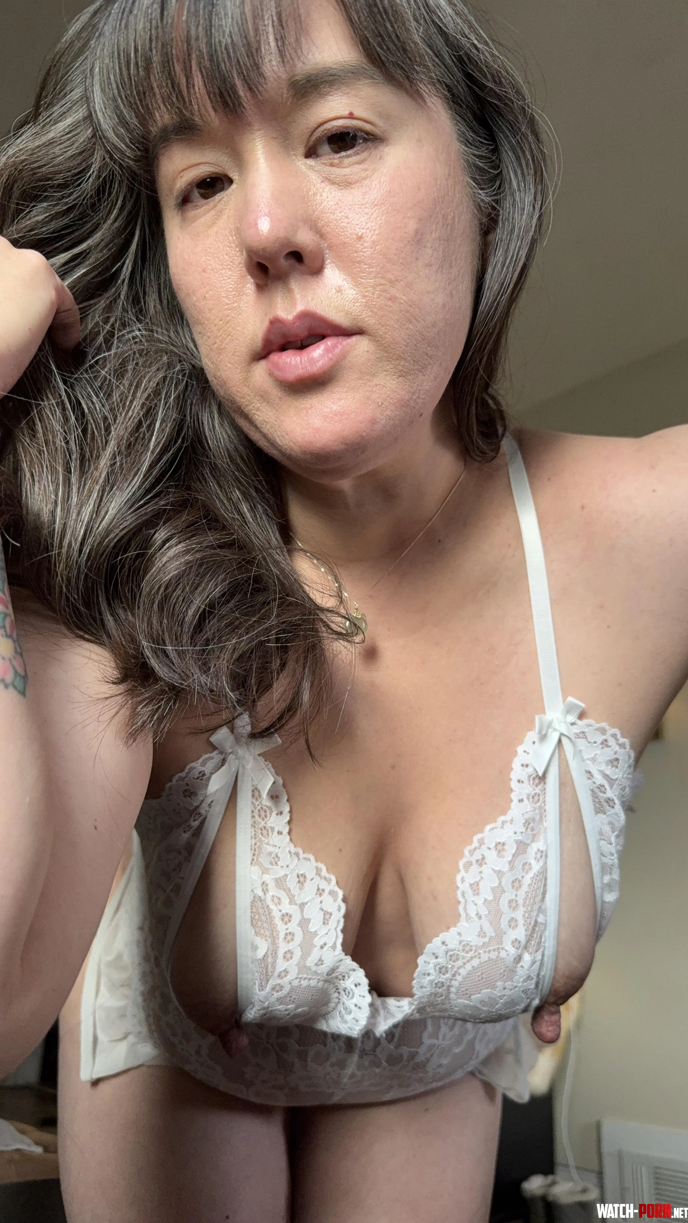 The white lace goes well with my greying hair by prettypersephonie