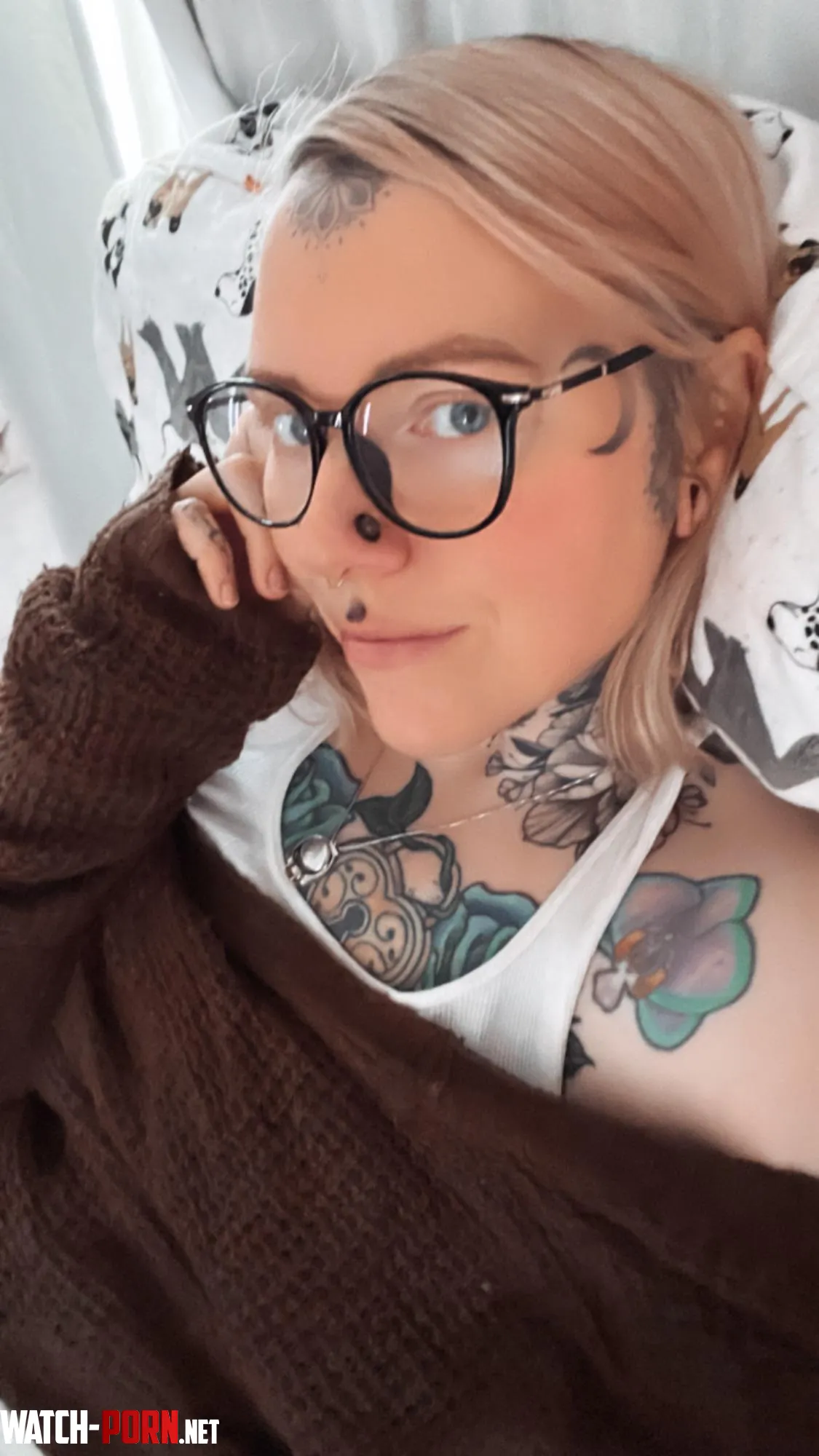 Hungry eyes waiting for you to undress me. Black-moss (of) ••customs. Lives/weds. by mushroomspoonmeow