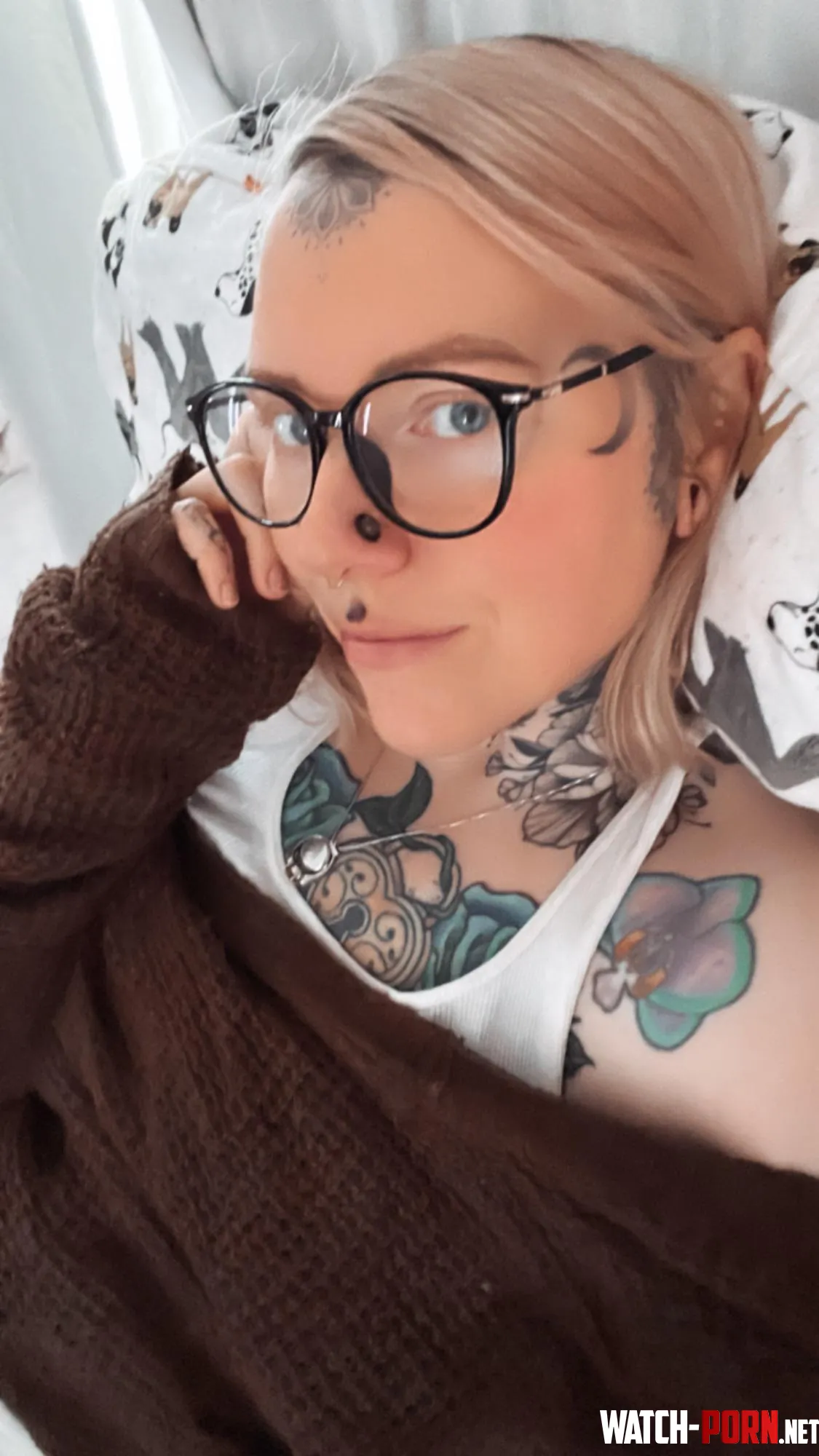 Hungry eyes waiting for you to undress me. Black-moss (of) ••customs. Lives/weds. by mushroomspoonmeow