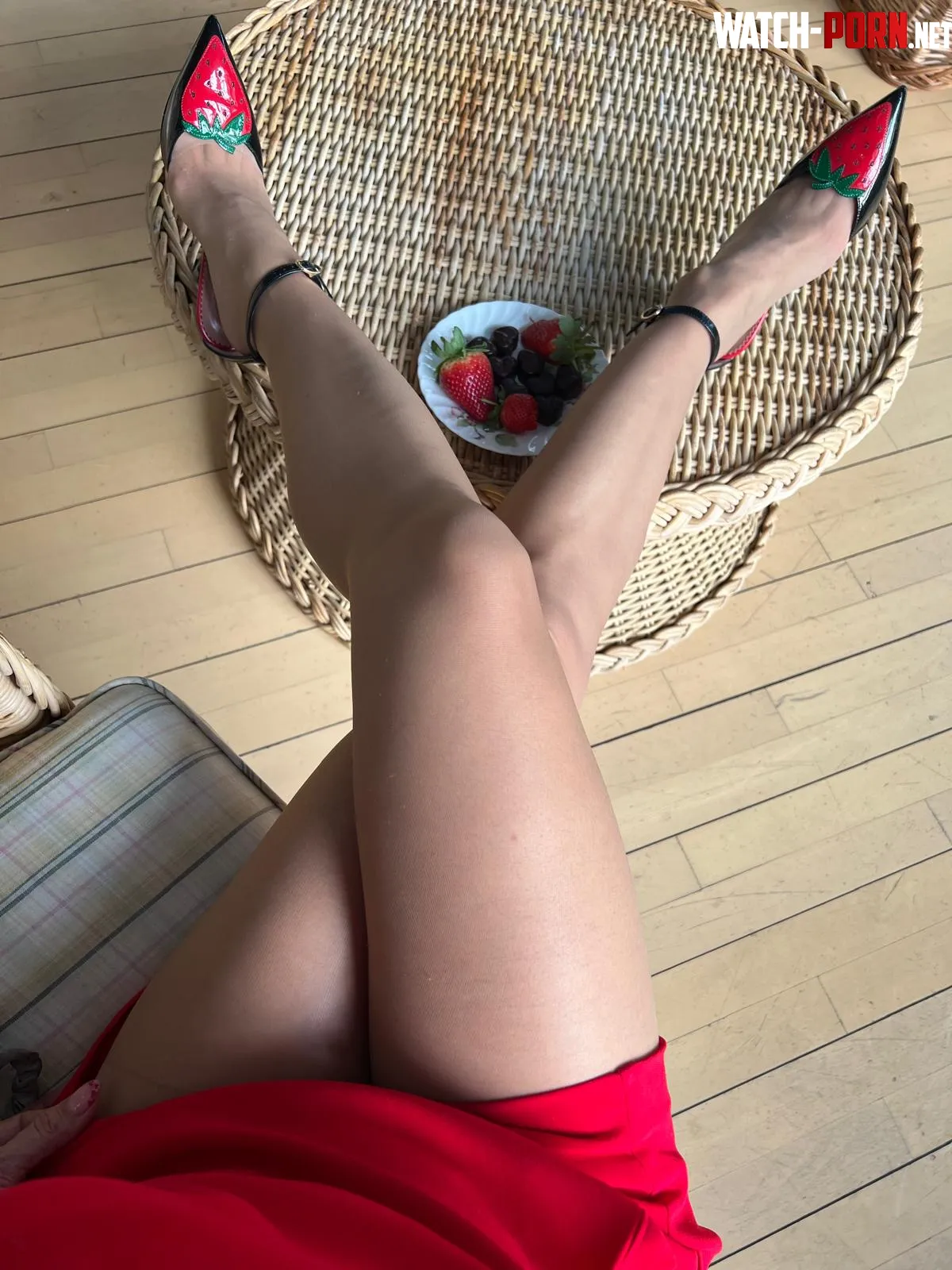 i love that feeling when i can stretch out my legs and have a little snack by MalinaWhispers