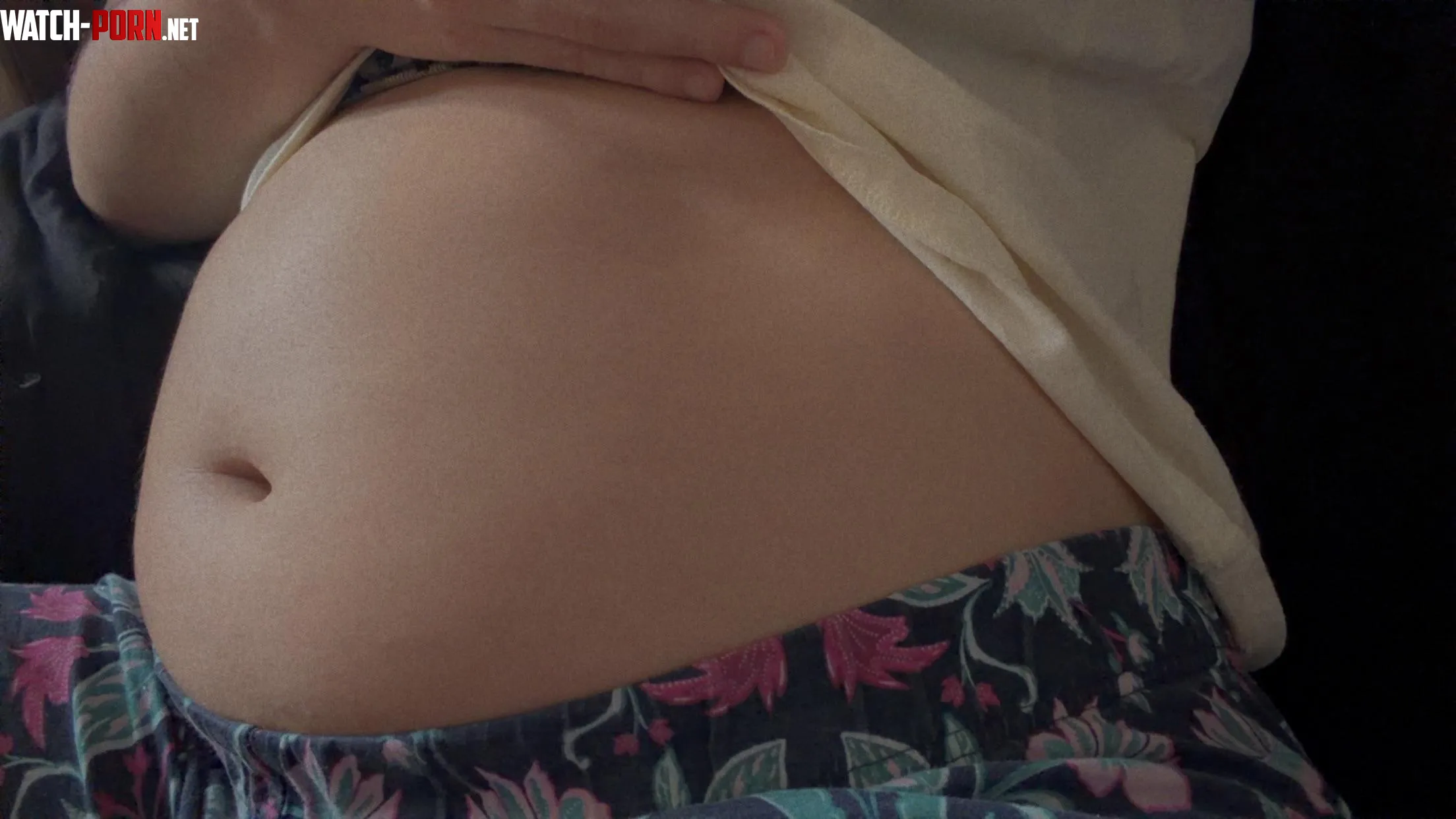 I'm so big I feel like I'm going to explode, I have to put oil on my belly before I eat, do you want to see it? Textttt meeee by kittyourslove