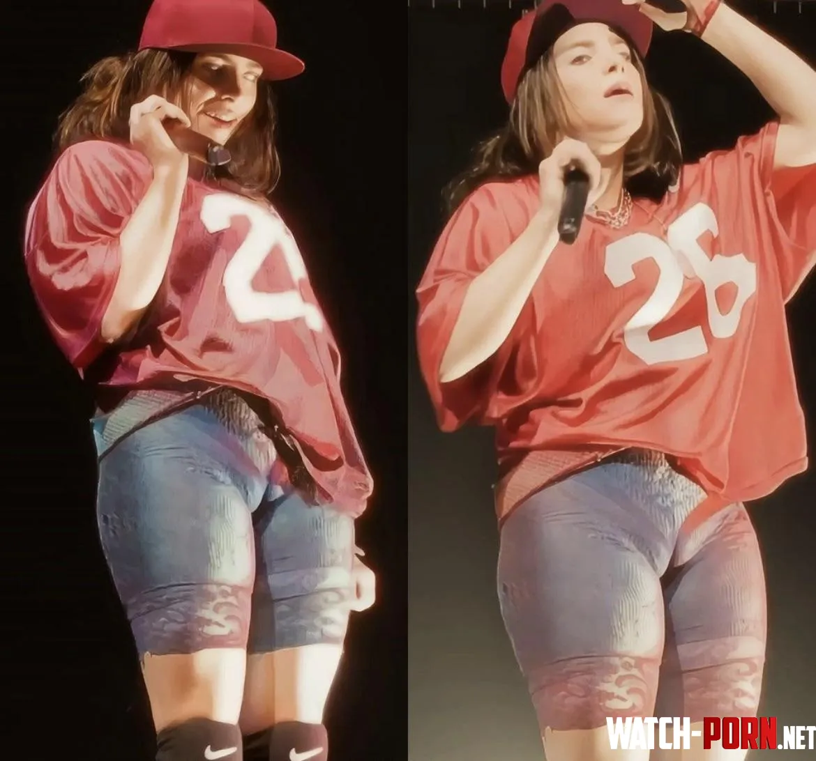 Billie Eilish FAT Camel Toel On Stage! by Alexa_Bliss_Fanpage