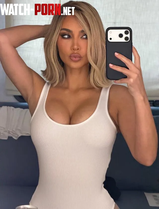 Kim Kardashian by proudhornyaddict
