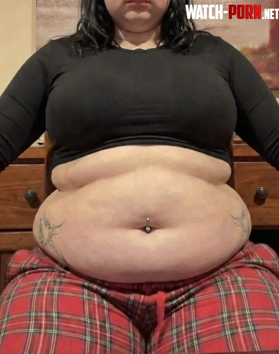 Pants gets tighter by Hottestkiara21