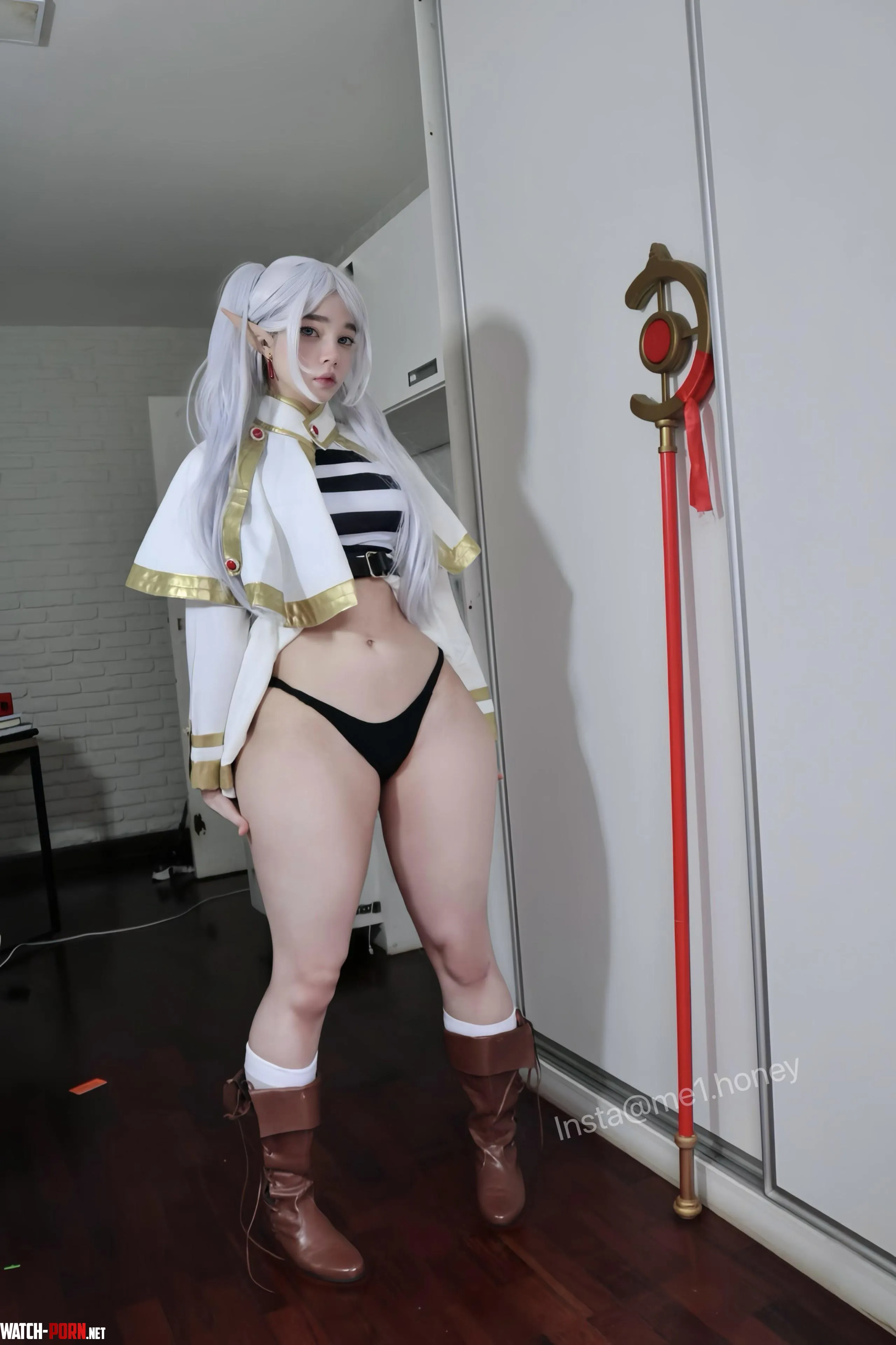 Frieren's thighs by Meladinha