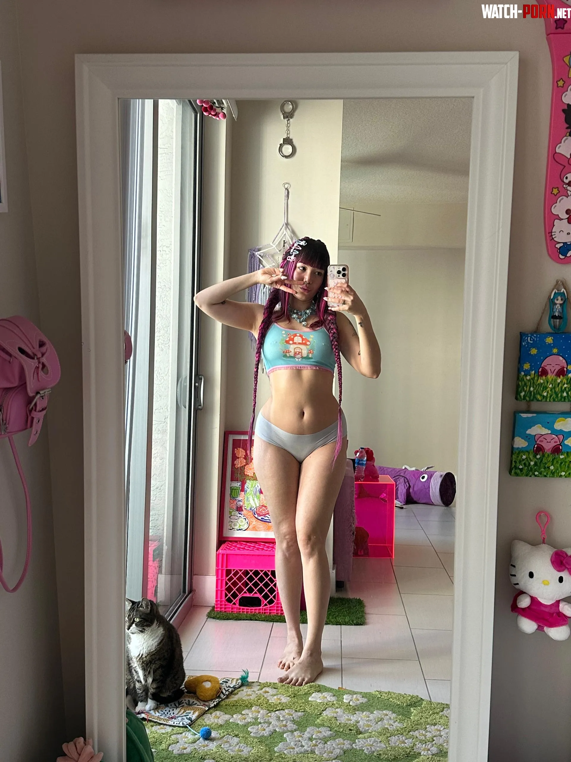 squeezy legs ;) by ginikawaii