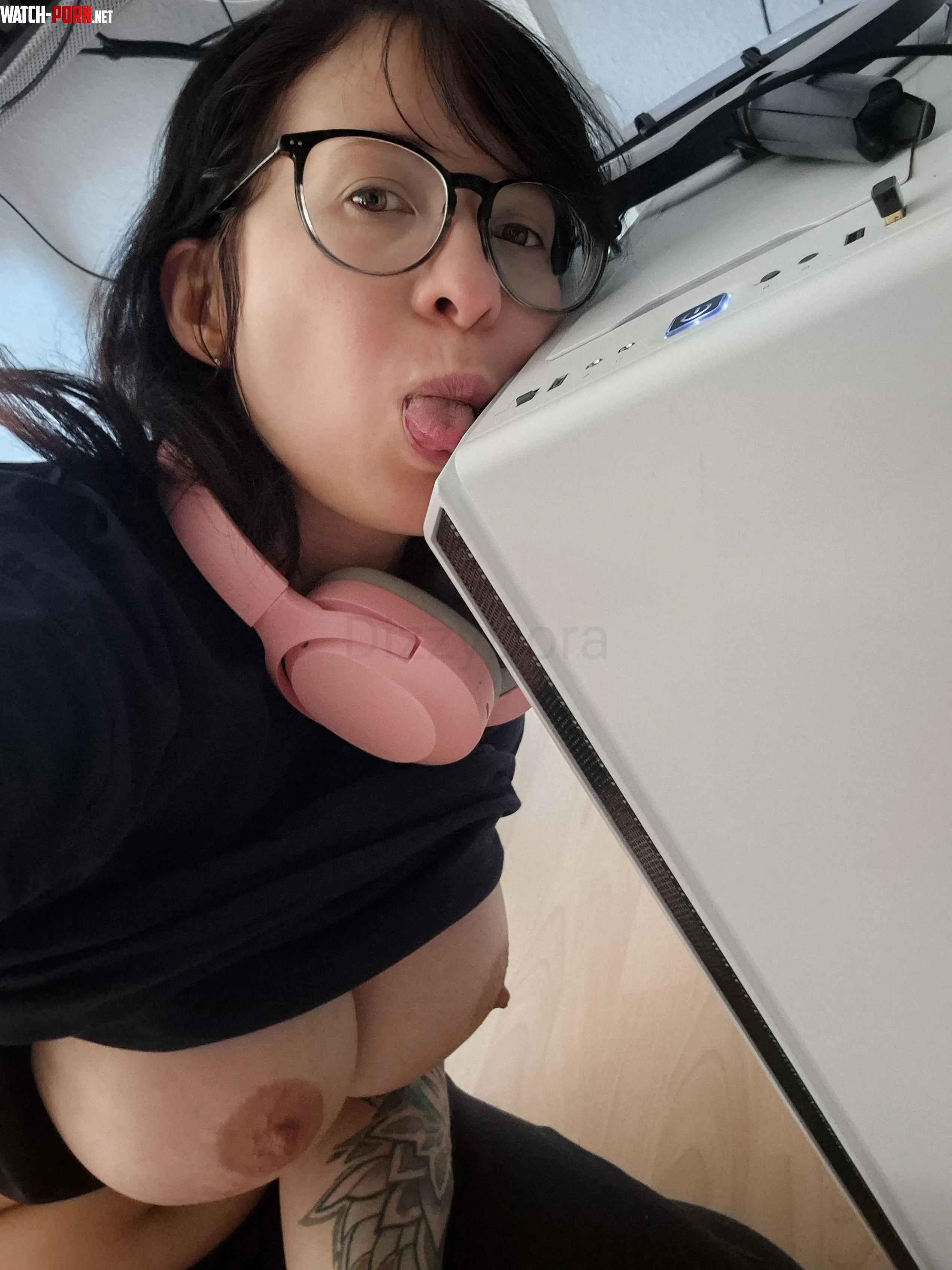 Ive licked my Computer while my Tits are peaking [F] by DizzyDora_