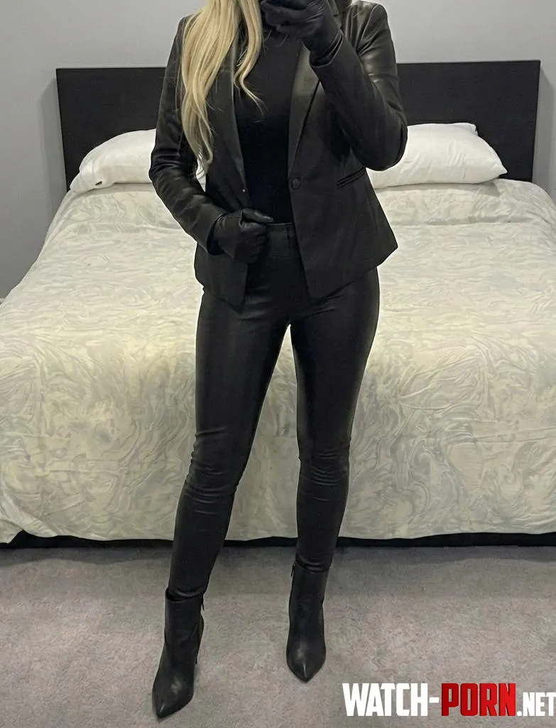 Bossed up and wrapped in black from head to heel 🖤

Shiny leggings, tailored leather blazer, gloves on, and pointed boots ready to click through the day like I own the boardroom. by heeledobsession