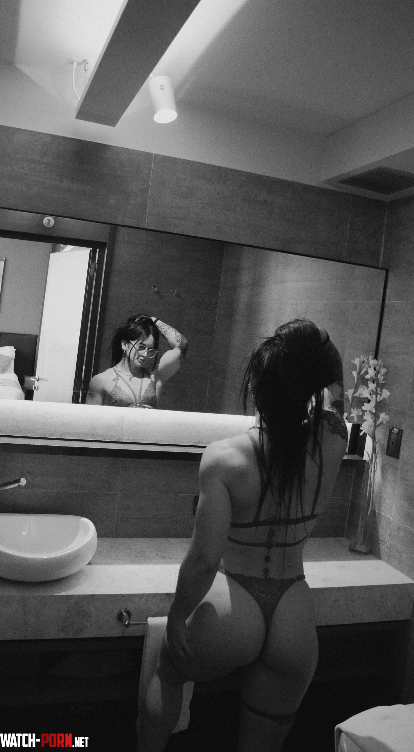 can u hold my hair up like this while I'm on it? u know what I mean by chezypretty