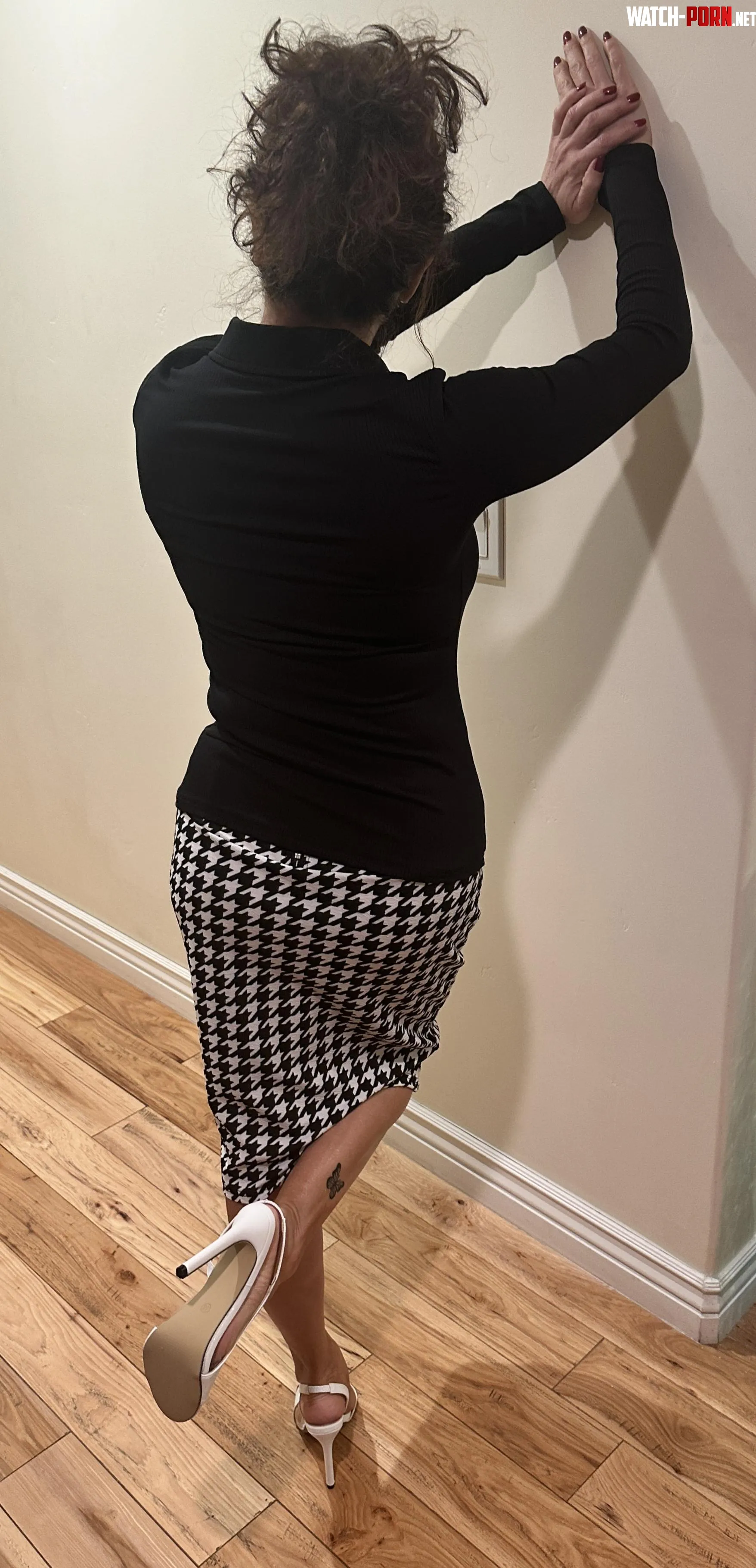 Large houndstooth own il skirt with white slingback heels by TheoriginalMULESOG