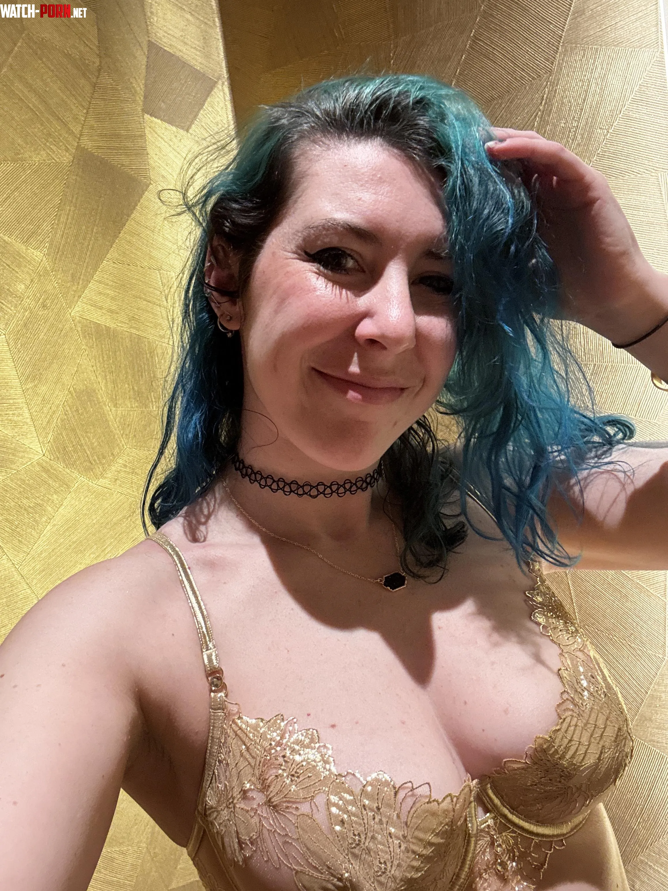 Gilded hottie by sirenskiss3