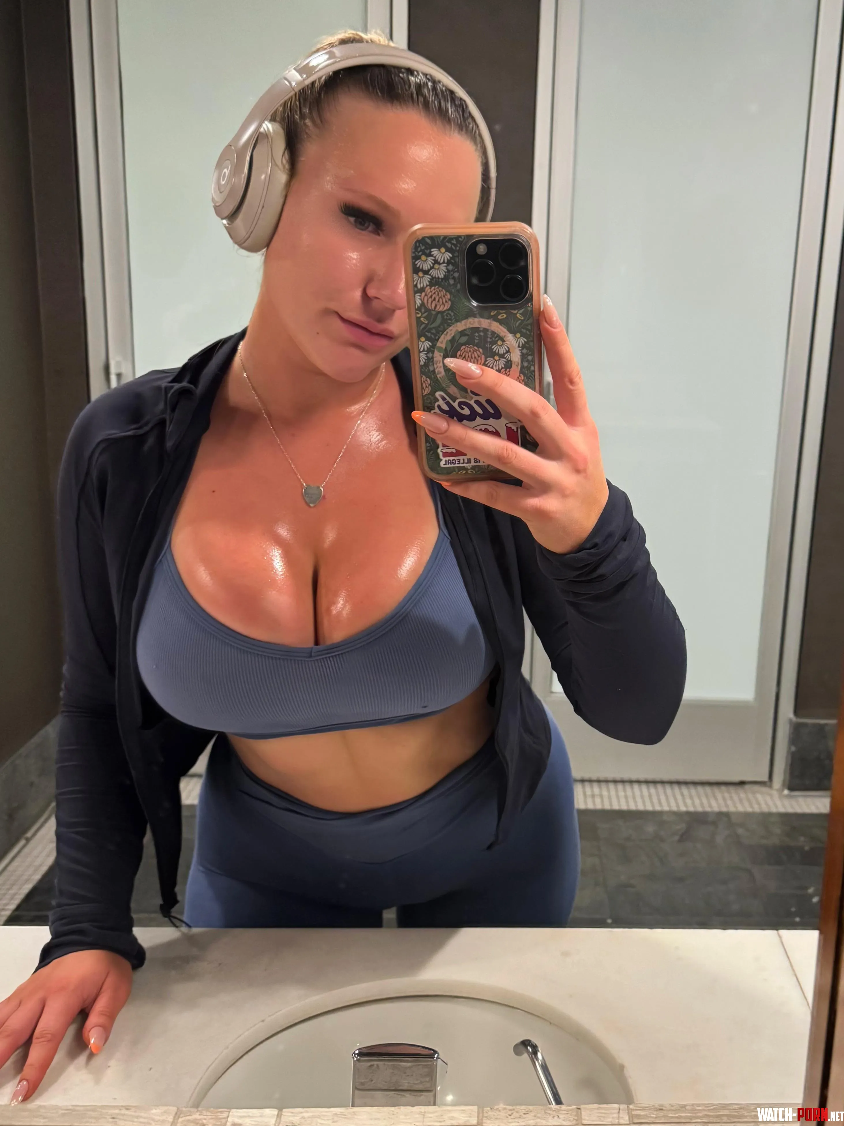 Do you like dominant women who sweat? by MissMommyMolly77