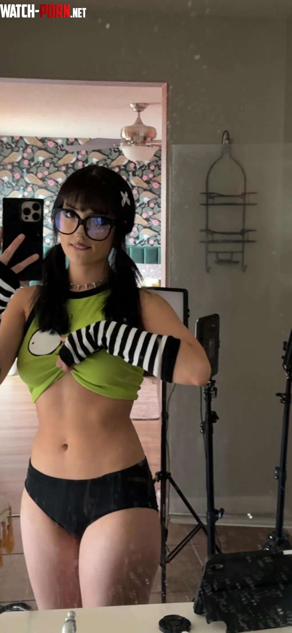 You into girls like me? by yesiwilde