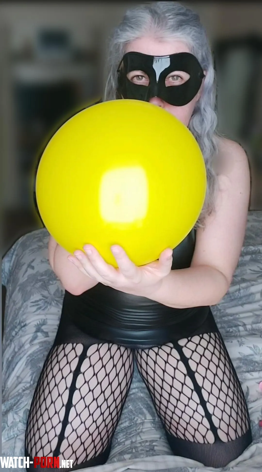 Turns out there are many ways to play with and pop balloons 😈💋 by Silvertemptress