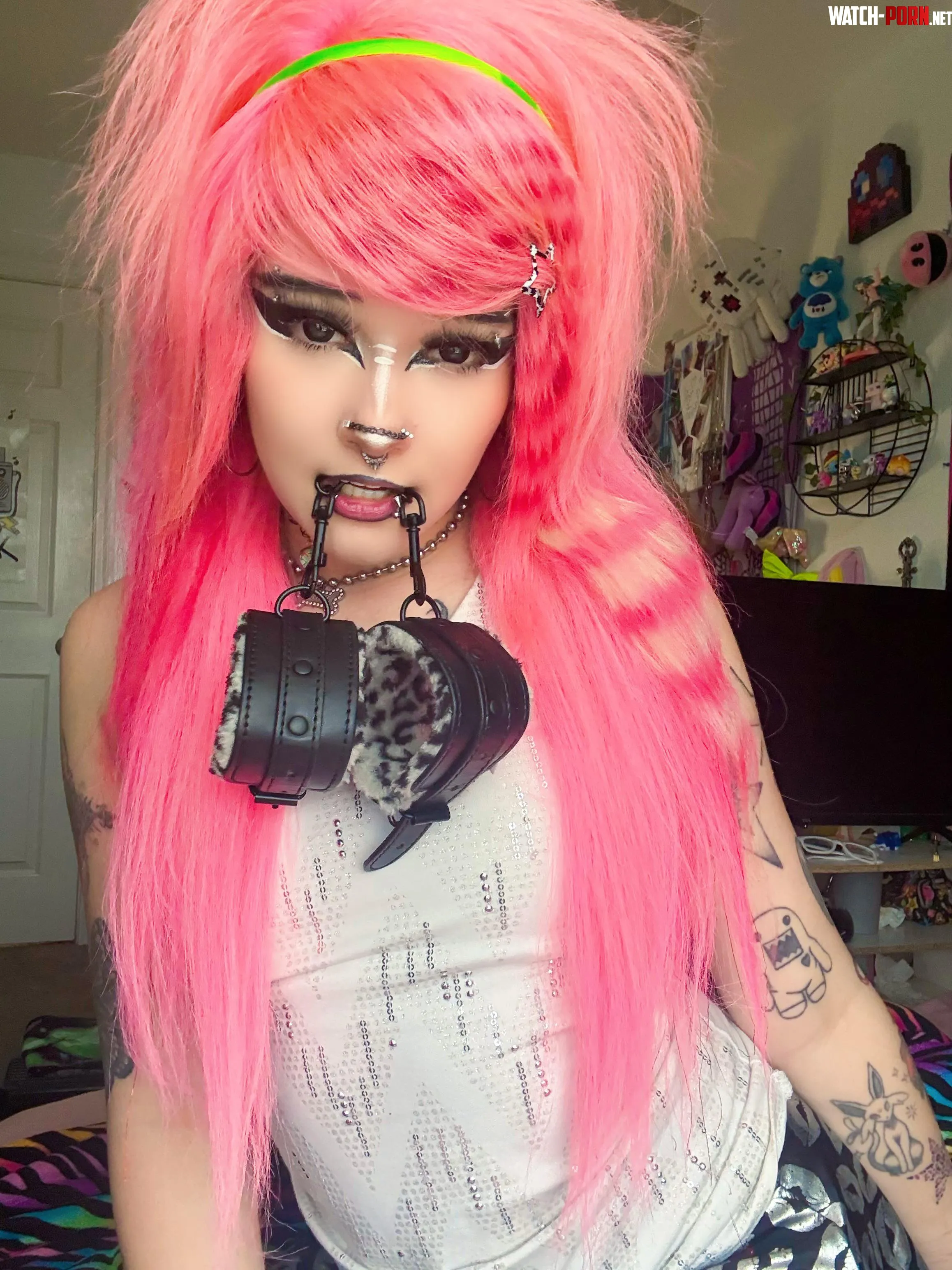 You into girls like me? by _ScarletTwinkle