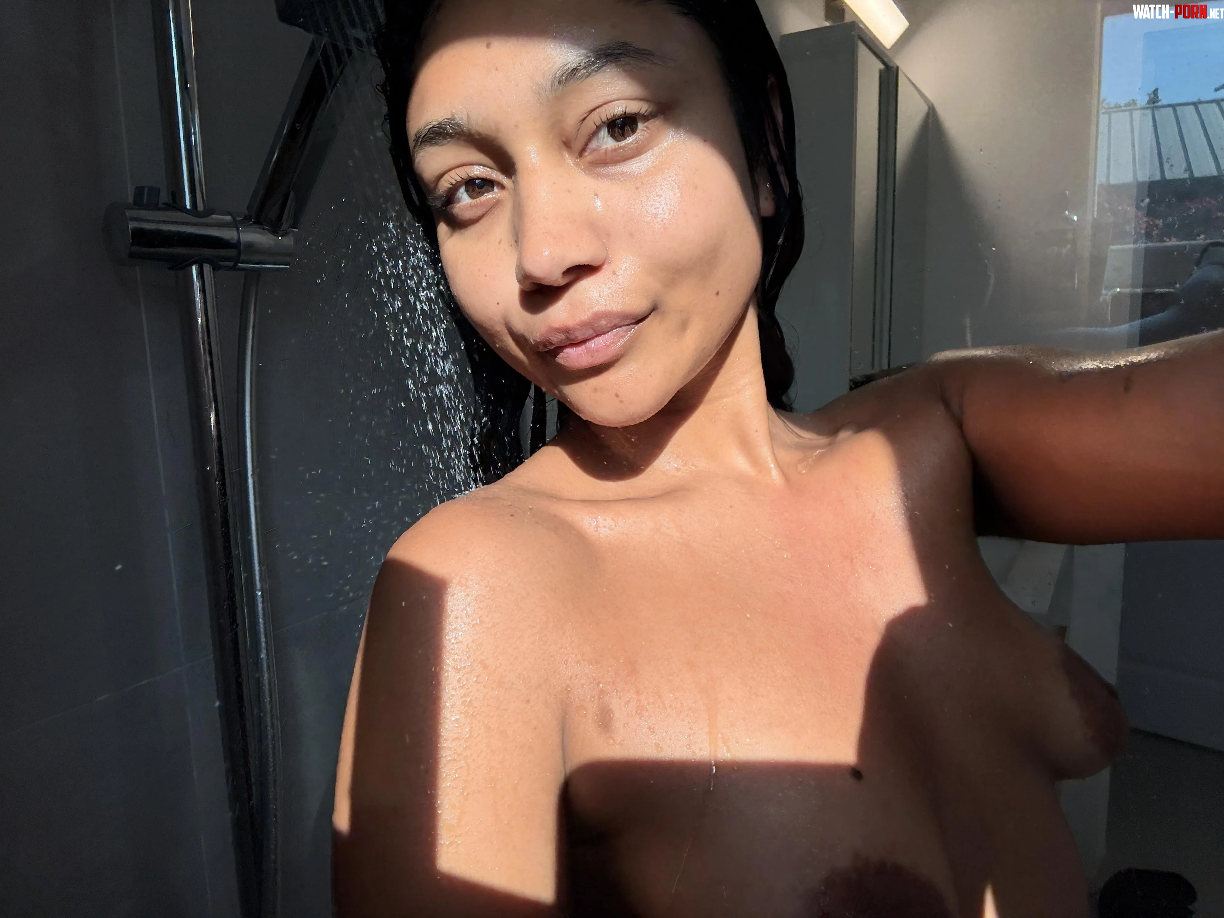 come shower with me? by peachyneeshx