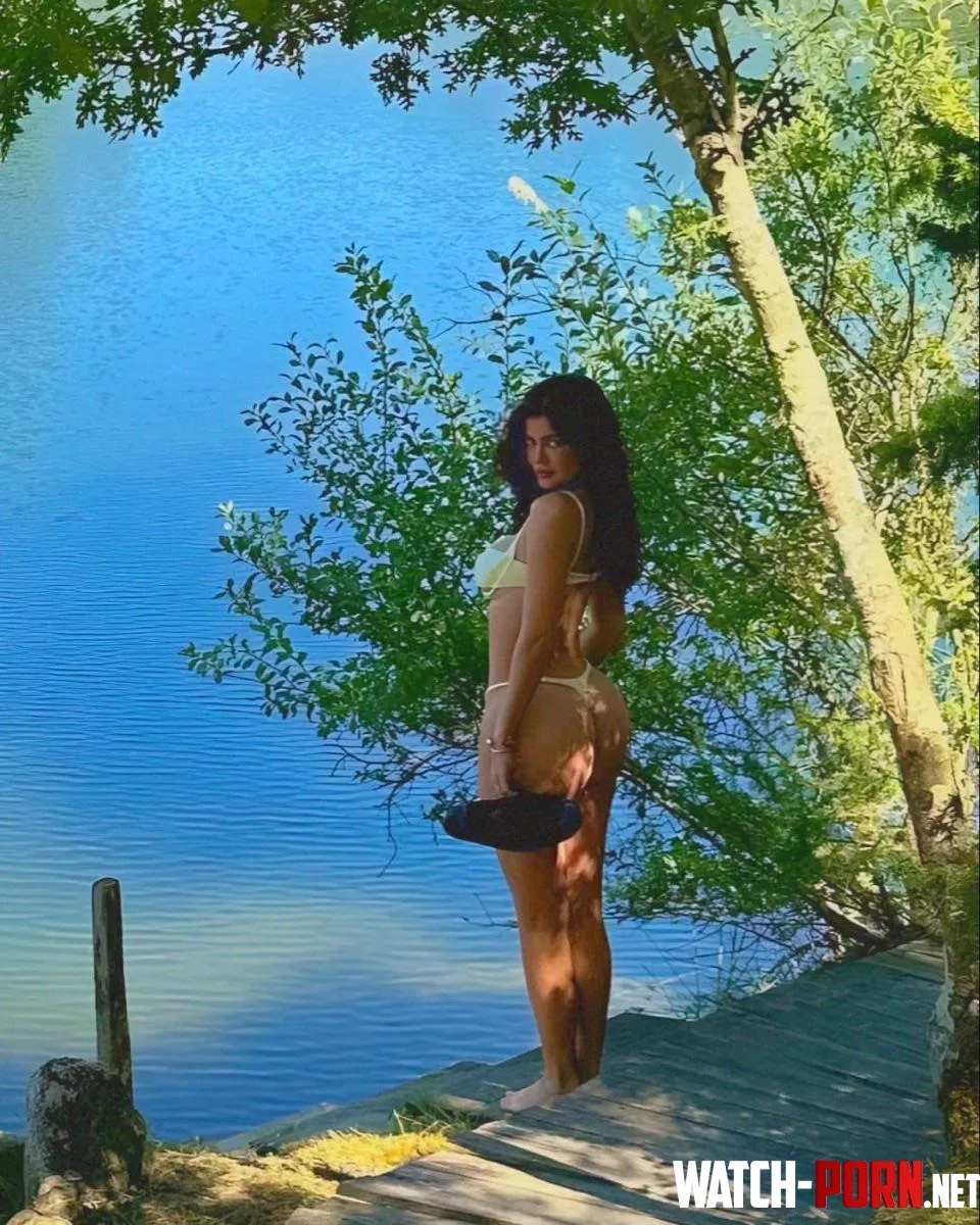 Kylie Jenner by Remarkable_Star_4678