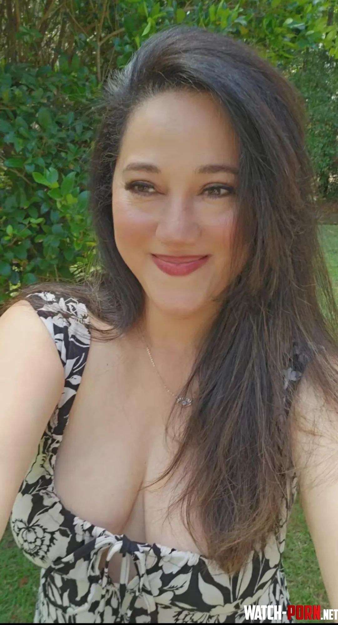 A little cleavage gap...hope you don't mind by miss_violette_