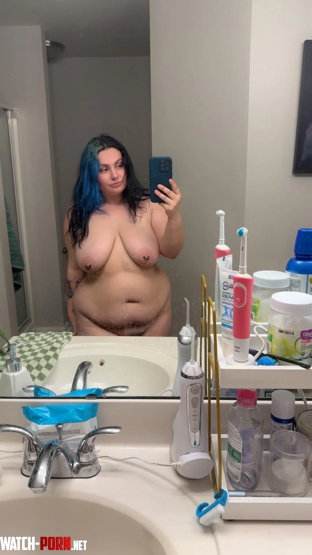 I feel like I’m always cleaning my mirror lol by desssybb