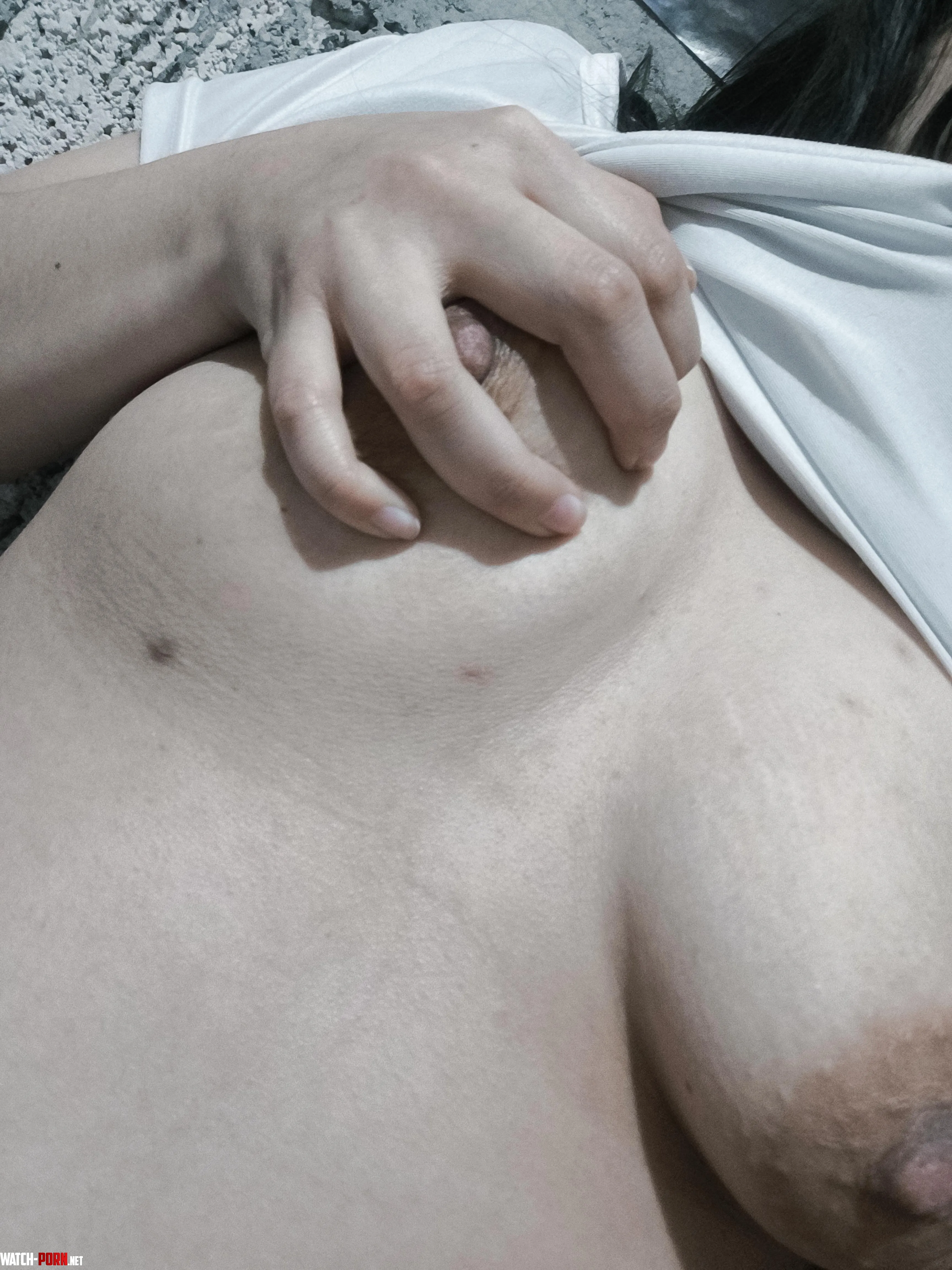 Aguantarías besar mis ttas por besar mi lunar? by Diligent-Variety-445