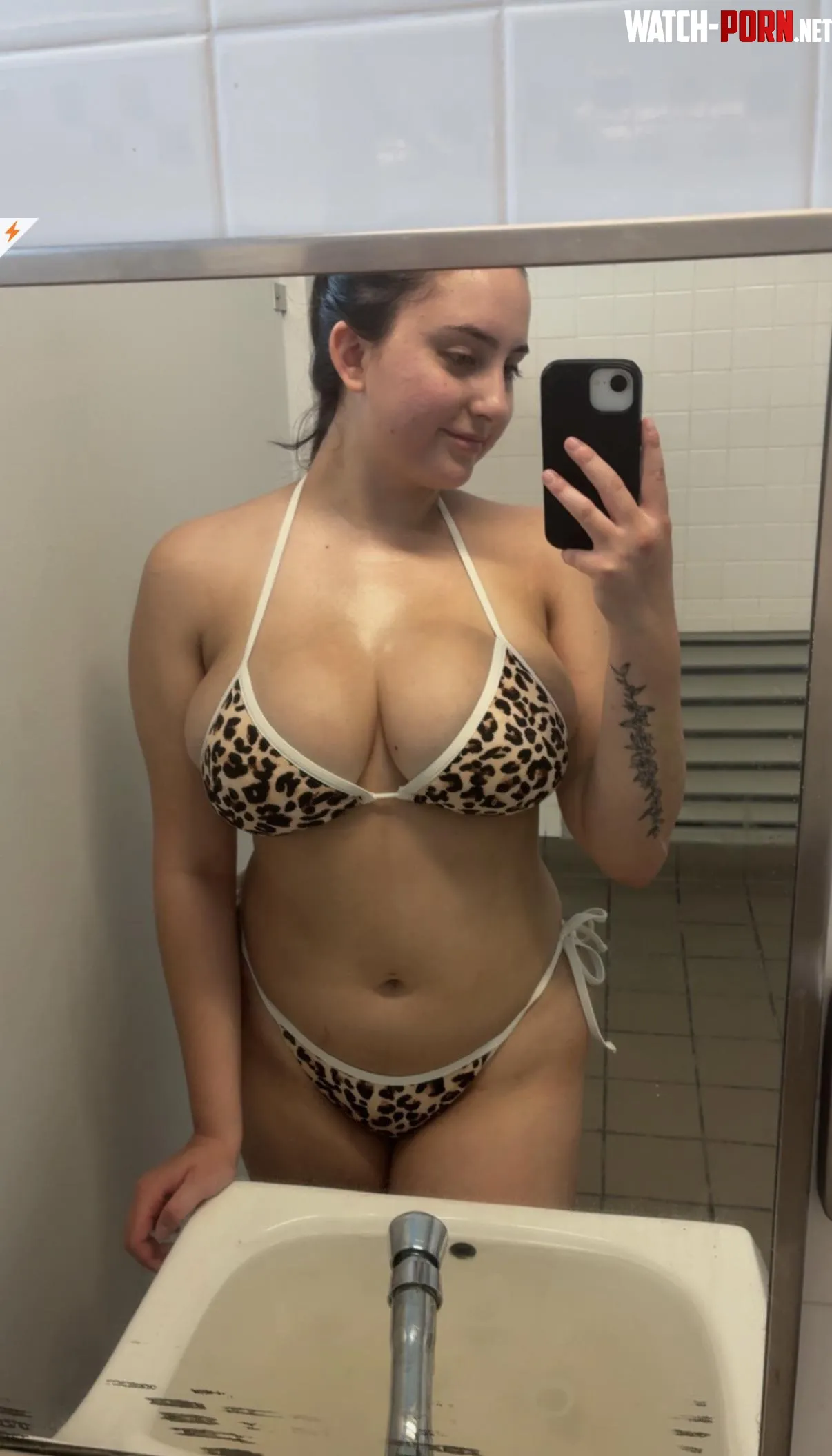 Sexy pic that wife’s best friend sent. by willyplayer