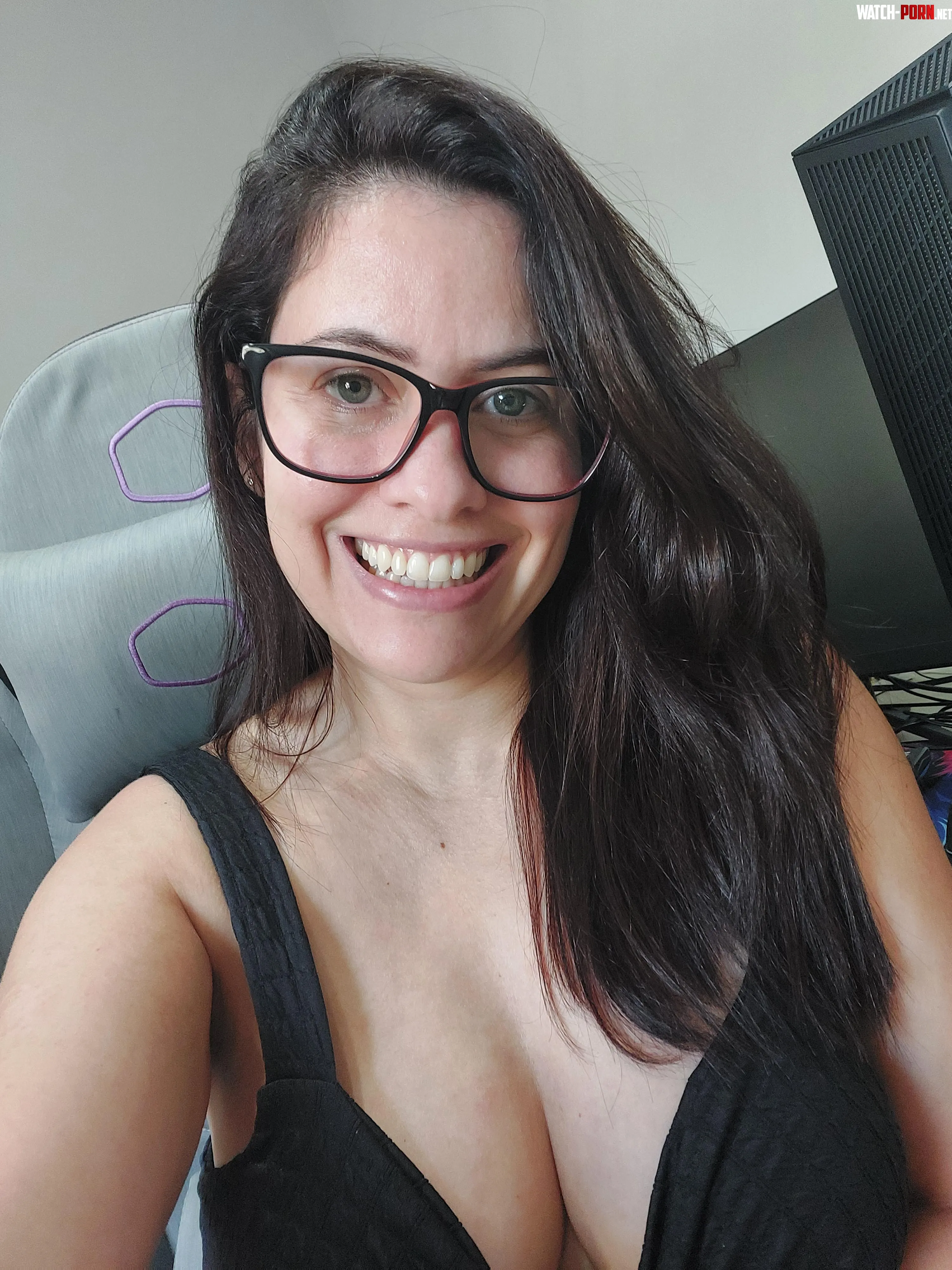 A sweet and nerdy girl by Isiscristine