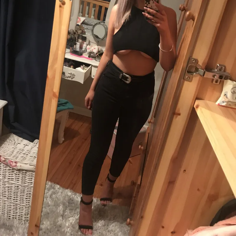 Thumbnail Underboob Elegance: thegreenfrog050414's MirrorSelfie Playful Display