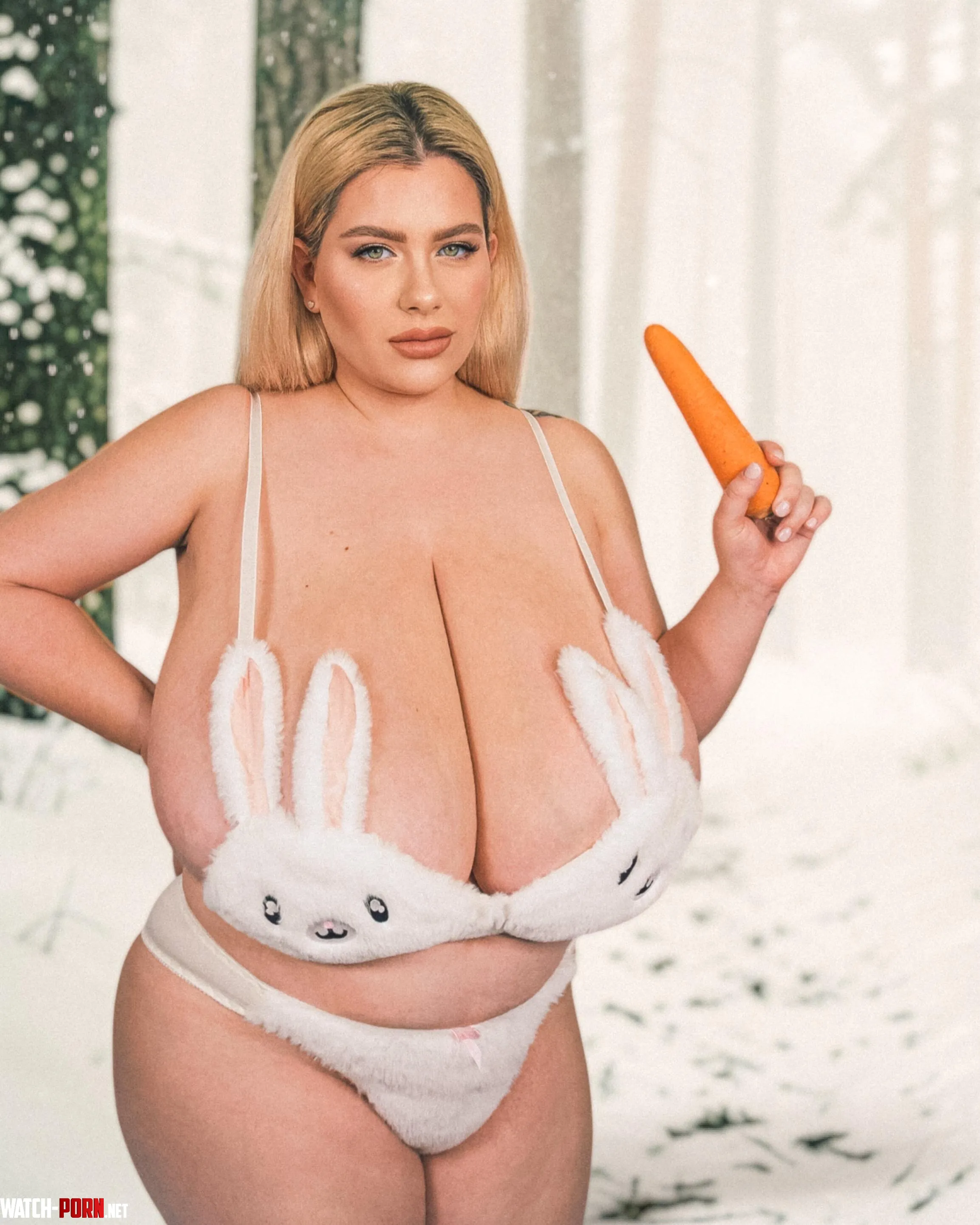 This fluffy Snowbunny loves huge carrots! ❄️🐰🥕 by ninaphoenix_